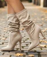Comprar bota cano medio feminina salto fino bico fino suede franzida barato ou em promoção