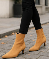 Comprar bota feminina cano curto camurça com salto fino e bico delicado para composições elegantes de meia-estação e dias mais frios VIA MARTE