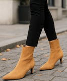 Comprar bota feminina cano curto camurça com salto fino e bico delicado para composições elegantes de meia-estação e dias mais frios VIA MARTE