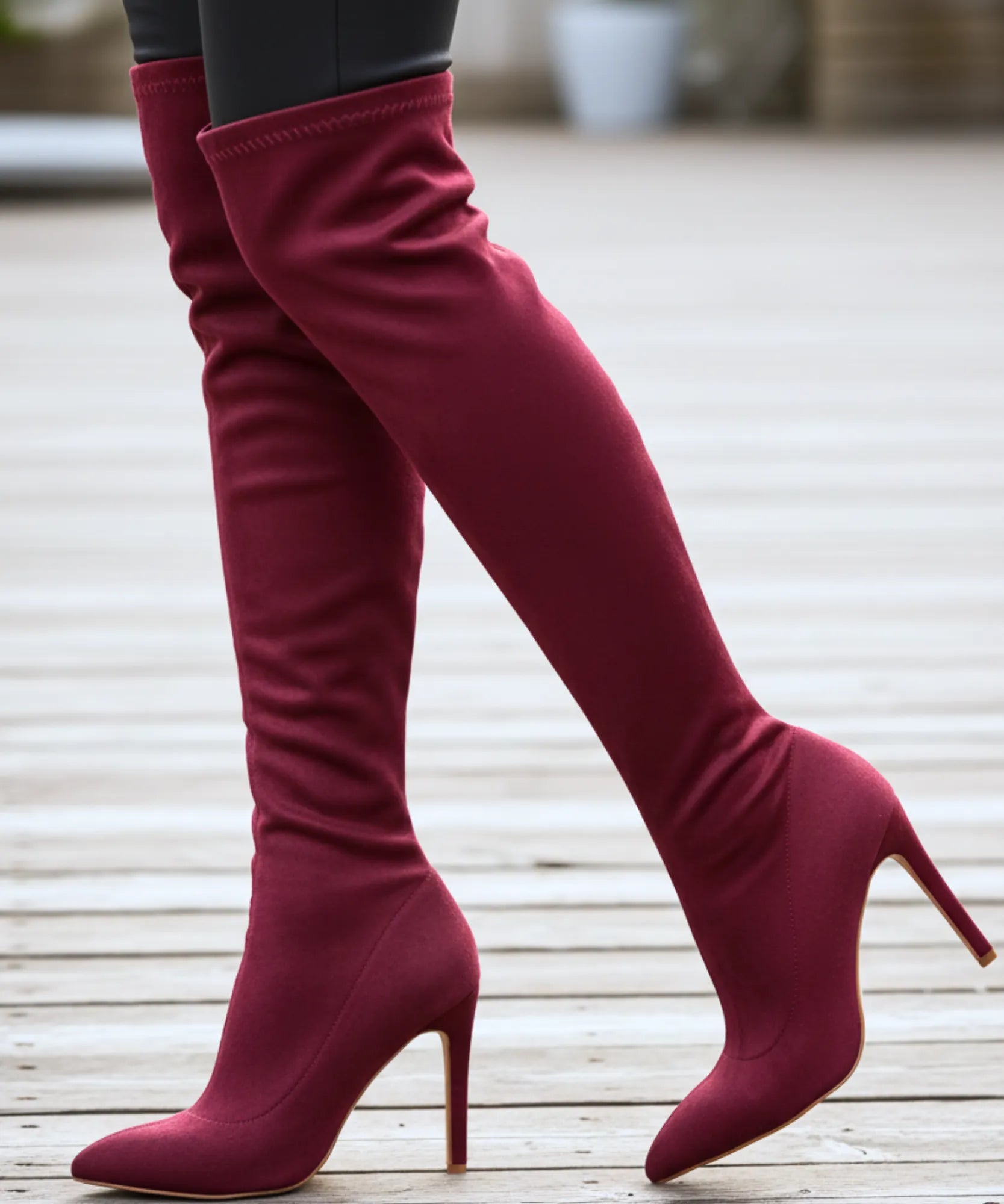 Comprar bota feminina cano longo em camurça salto fino e bico elegante para looks de inverno sofisticados AREZZO