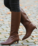 Comprar bota feminina cano longo com salto fino baixo em couro elegante e confortável para inverno, looks urbanos ou casuais barato VIZZANO