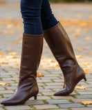 Comprar bota feminina cano longo com salto fino baixo em couro elegante e confortável para inverno, looks urbanos ou casuais barato VIZZANO