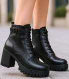 Comprar bota feminina coturno preto cano curto com salto tratorado, zíper lateral e cadarço em couro confortável em promoção DAFITI