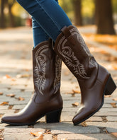 Comprar bota texana feminina cano médio bordado western couro sintético salto bloco bico fino promoção AREZZO