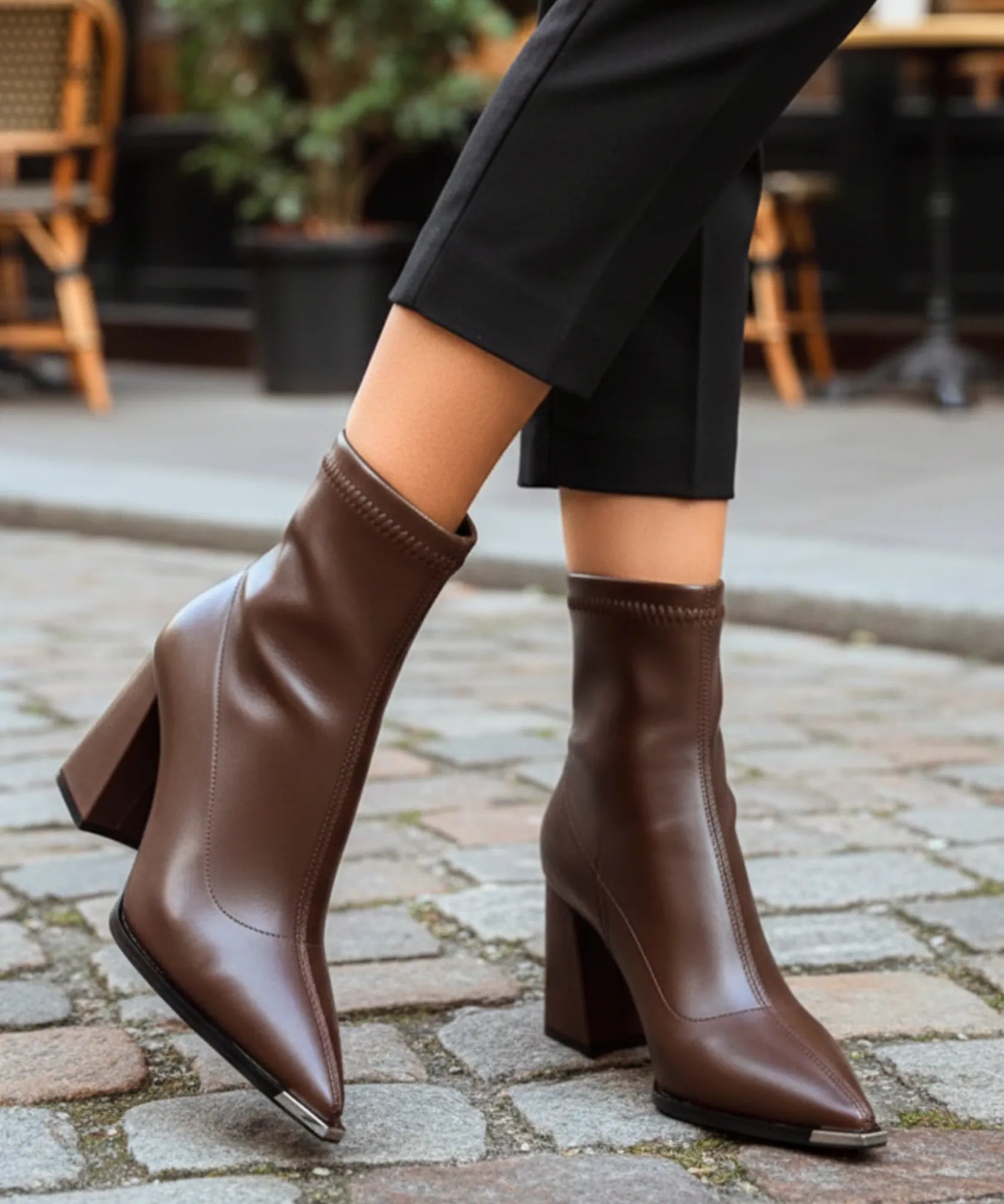 Comprar bota feminina cano curto de couro com salto grosso e zíper traseiro para looks elegantes e confortáveis no inverno barato DAFITI  