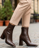 Comprar bota feminina cano curto de couro com salto grosso e zíper traseiro para looks elegantes e confortáveis no inverno barato DAFITI  