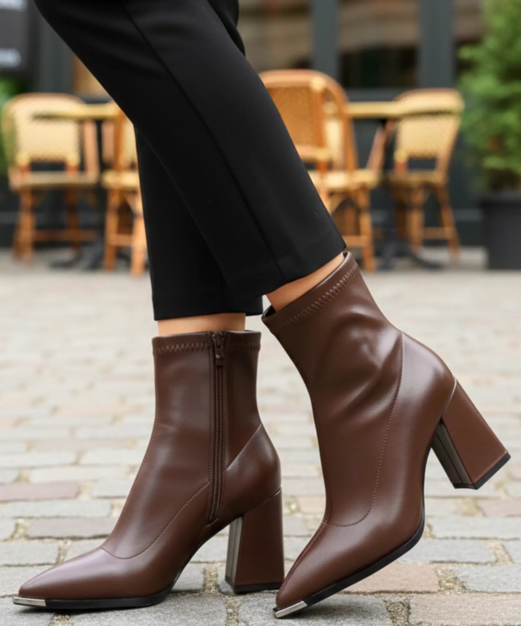 Comprar bota feminina cano curto de couro com salto grosso e zíper traseiro para looks elegantes e confortáveis no inverno barato DAFITI  