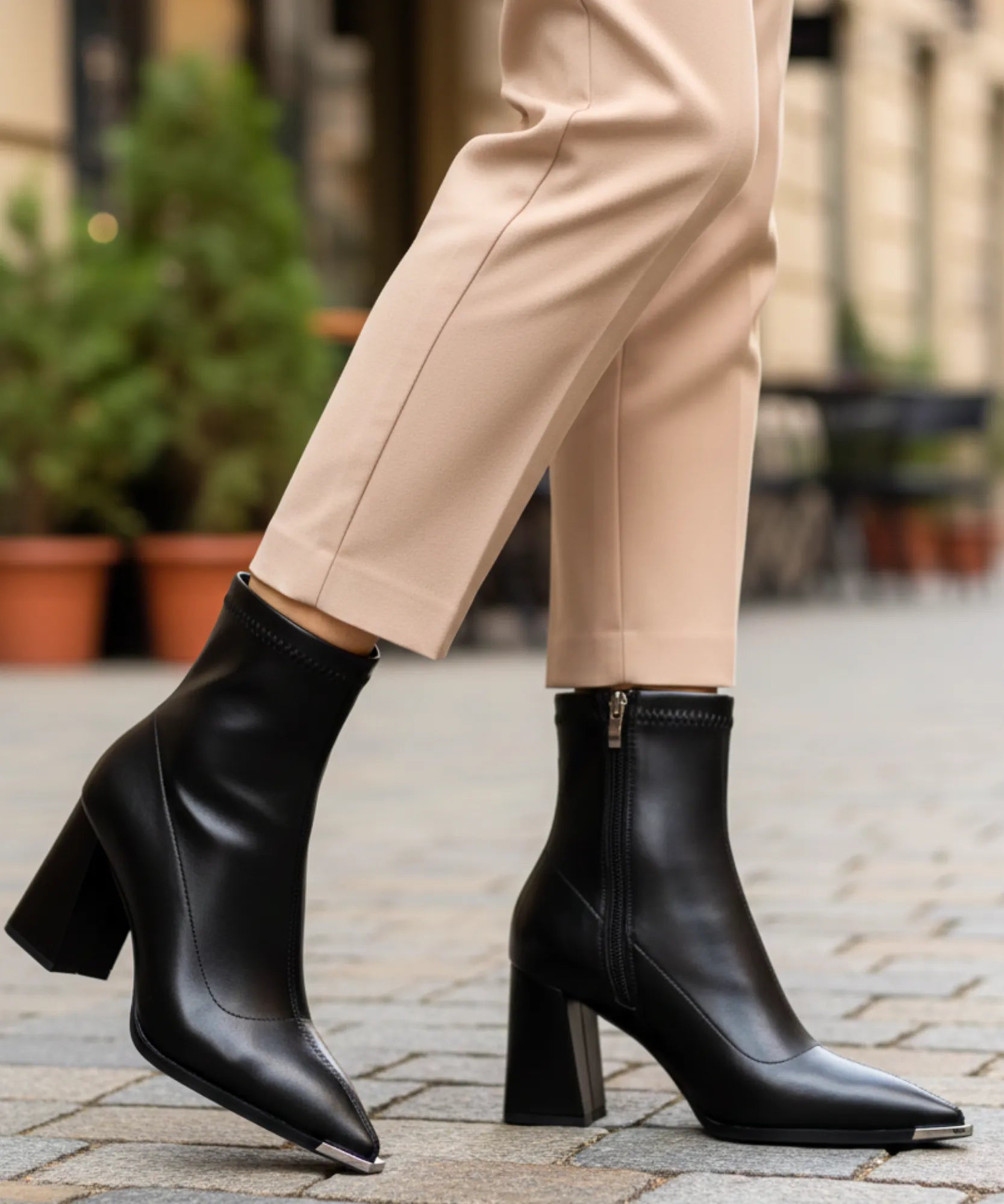 Comprar bota feminina cano curto de couro com salto grosso e zíper traseiro para looks elegantes e confortáveis no inverno barato DAFITI  