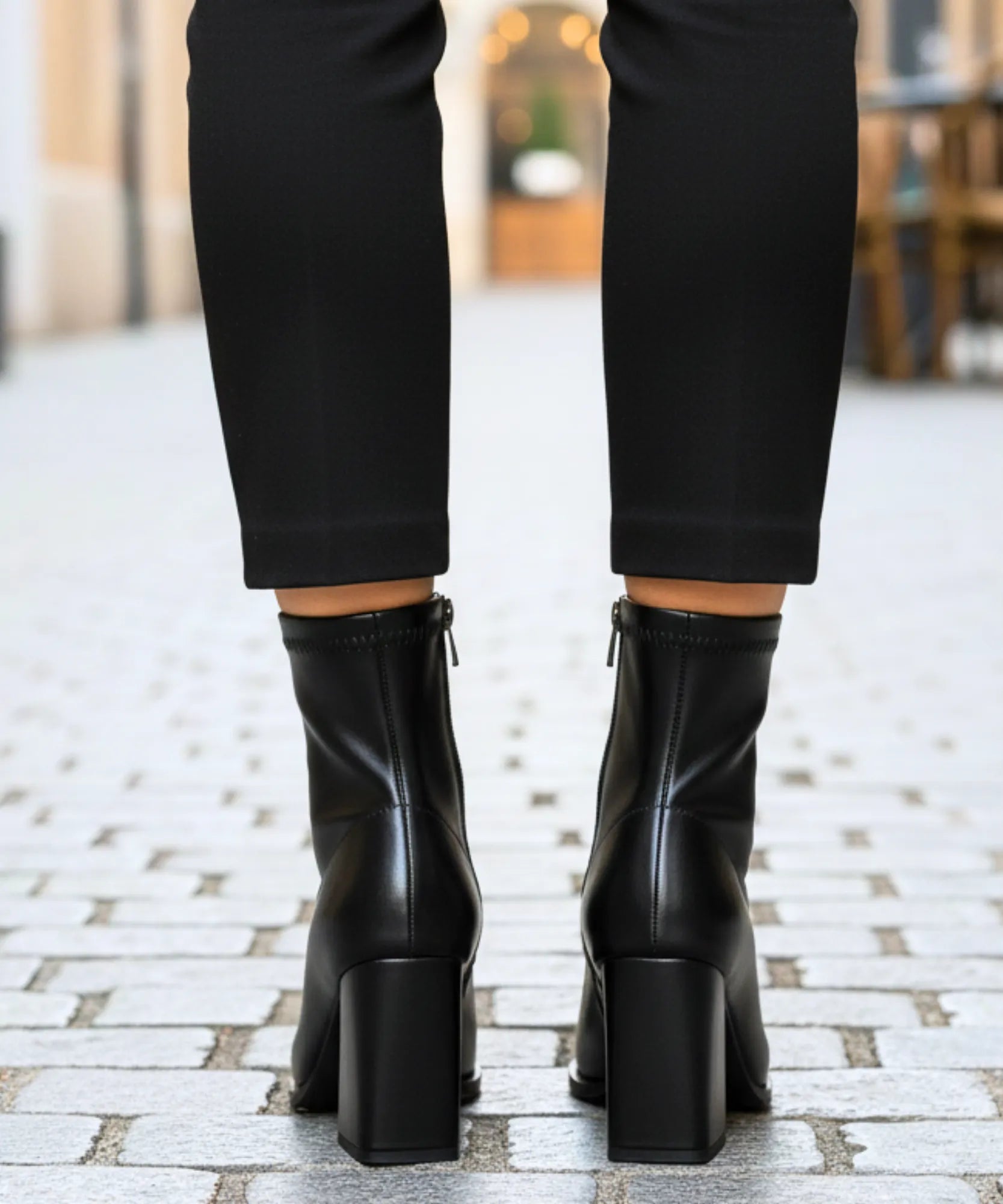 Comprar bota feminina cano curto de couro com salto grosso e zíper traseiro para looks elegantes e confortáveis no inverno barato DAFITI  