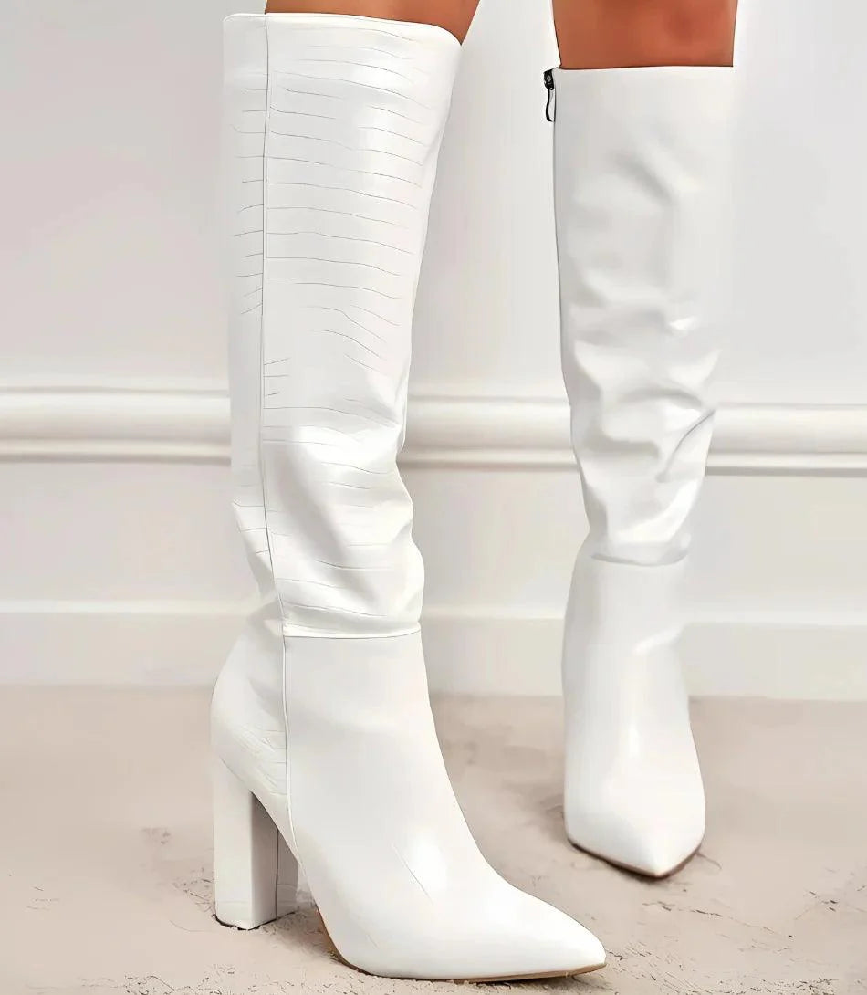 Bota Feminina Cano Alto com textura croco, salto bloco de 8 cm, ideal para looks elegantes e modernos.