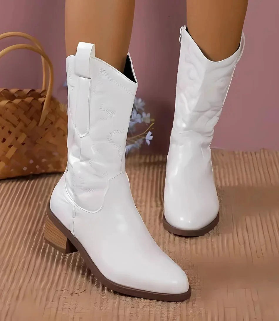 Bota feminina estilo cowboy cano médio em material sintético premium com bordados detalhados e salto baixo de 3 cm.