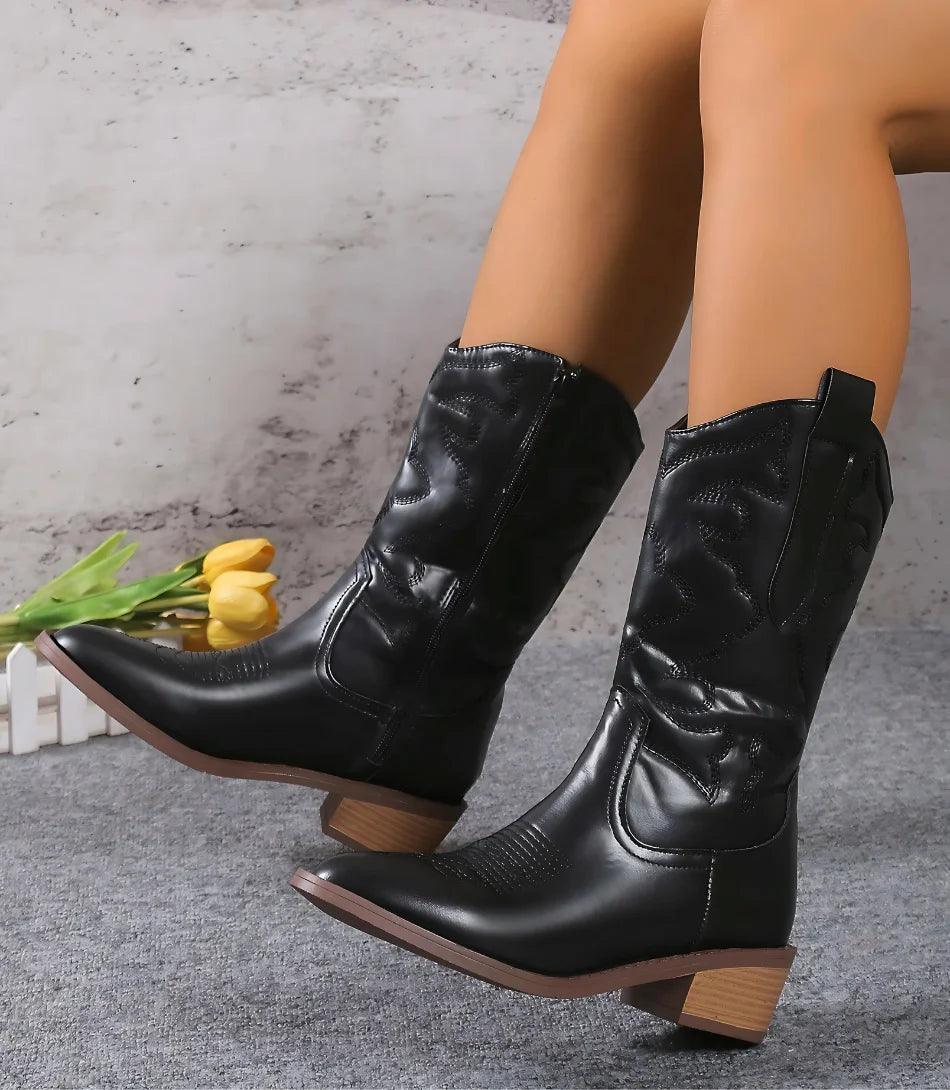Bota feminina estilo cowboy cano médio em material sintético premium com bordados detalhados e salto baixo de 3 cm.