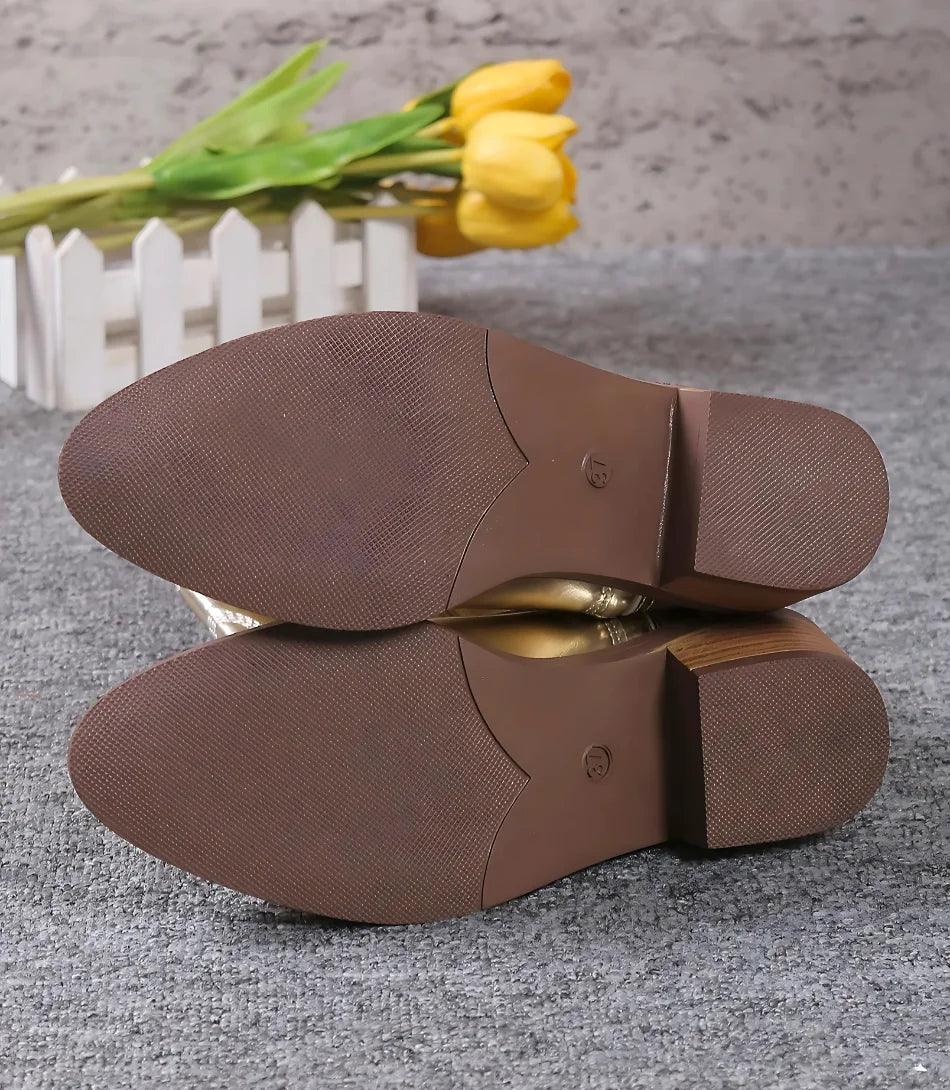 Bota feminina estilo cowboy cano médio em material sintético premium com bordados detalhados e salto baixo de 3 cm.