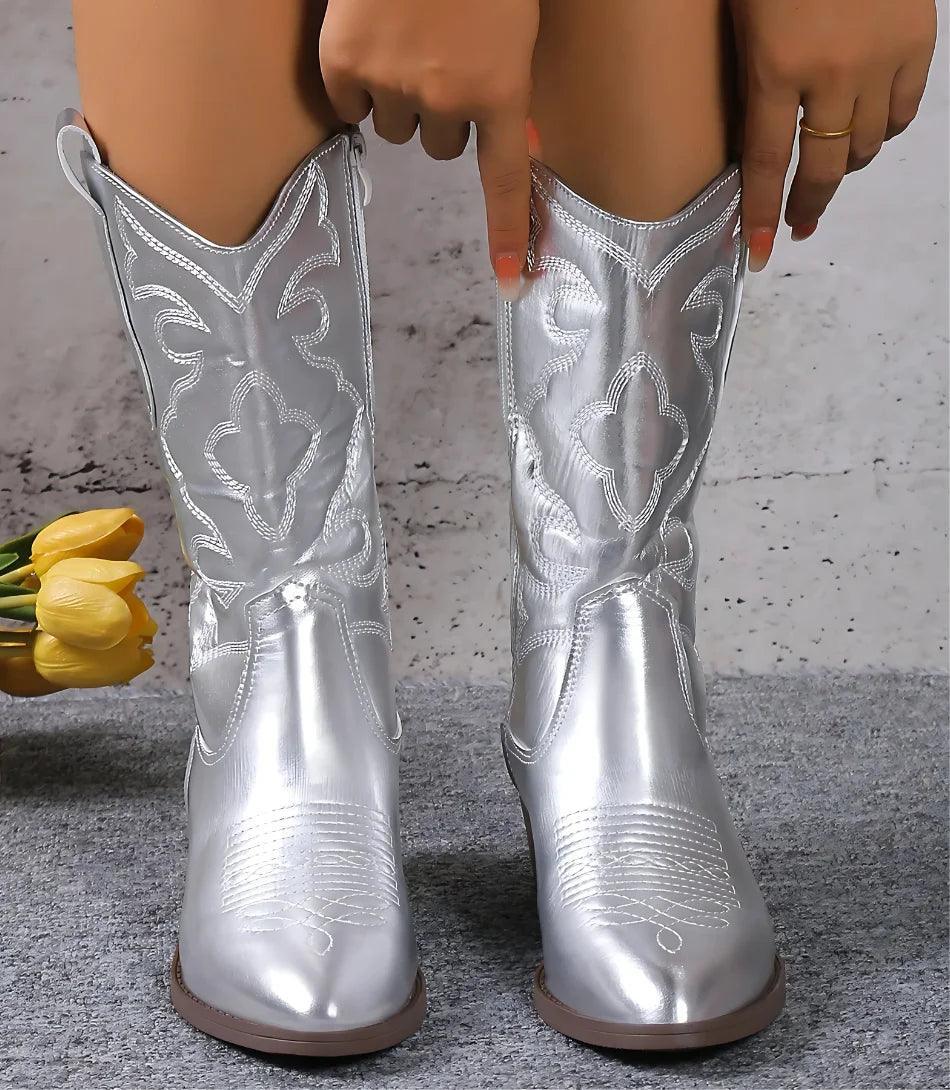 Bota feminina estilo cowboy cano médio em material sintético premium com bordados detalhados e salto baixo de 3 cm.