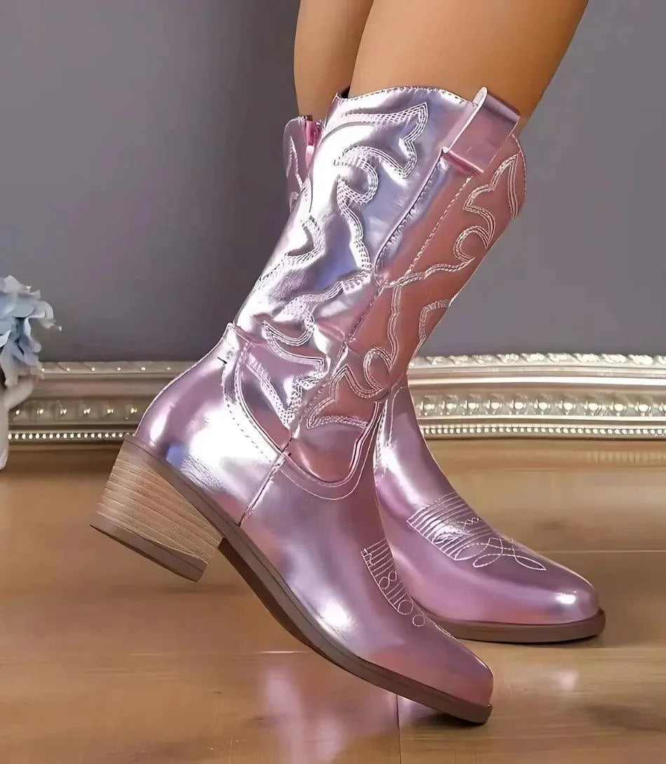 Bota feminina estilo cowboy cano médio em material sintético premium com bordados detalhados e salto baixo de 3 cm.