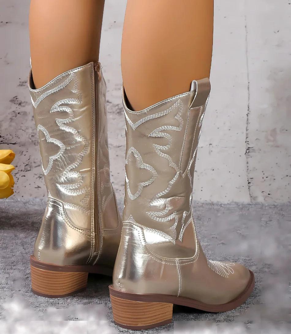 Bota feminina estilo cowboy cano médio em material sintético premium com bordados detalhados e salto baixo de 3 cm.