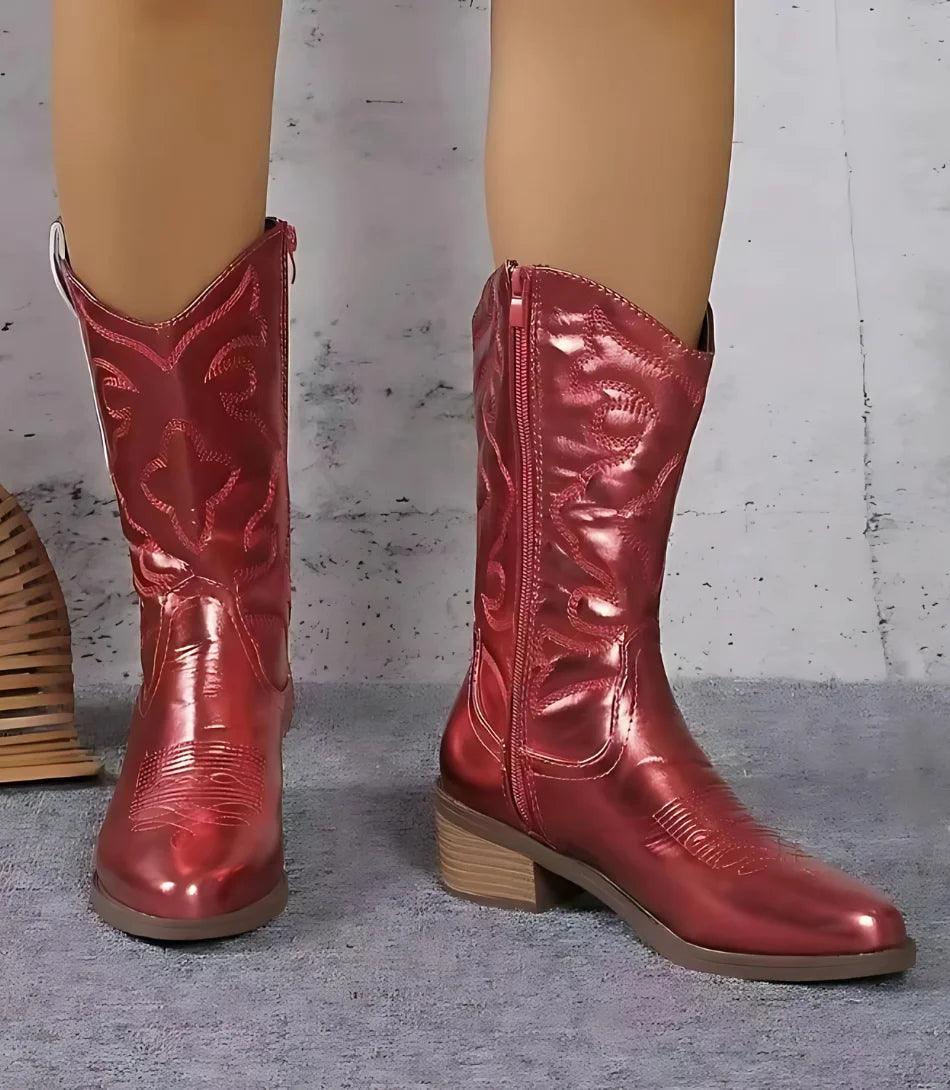 Bota feminina estilo cowboy cano médio em material sintético premium com bordados detalhados e salto baixo de 3 cm.