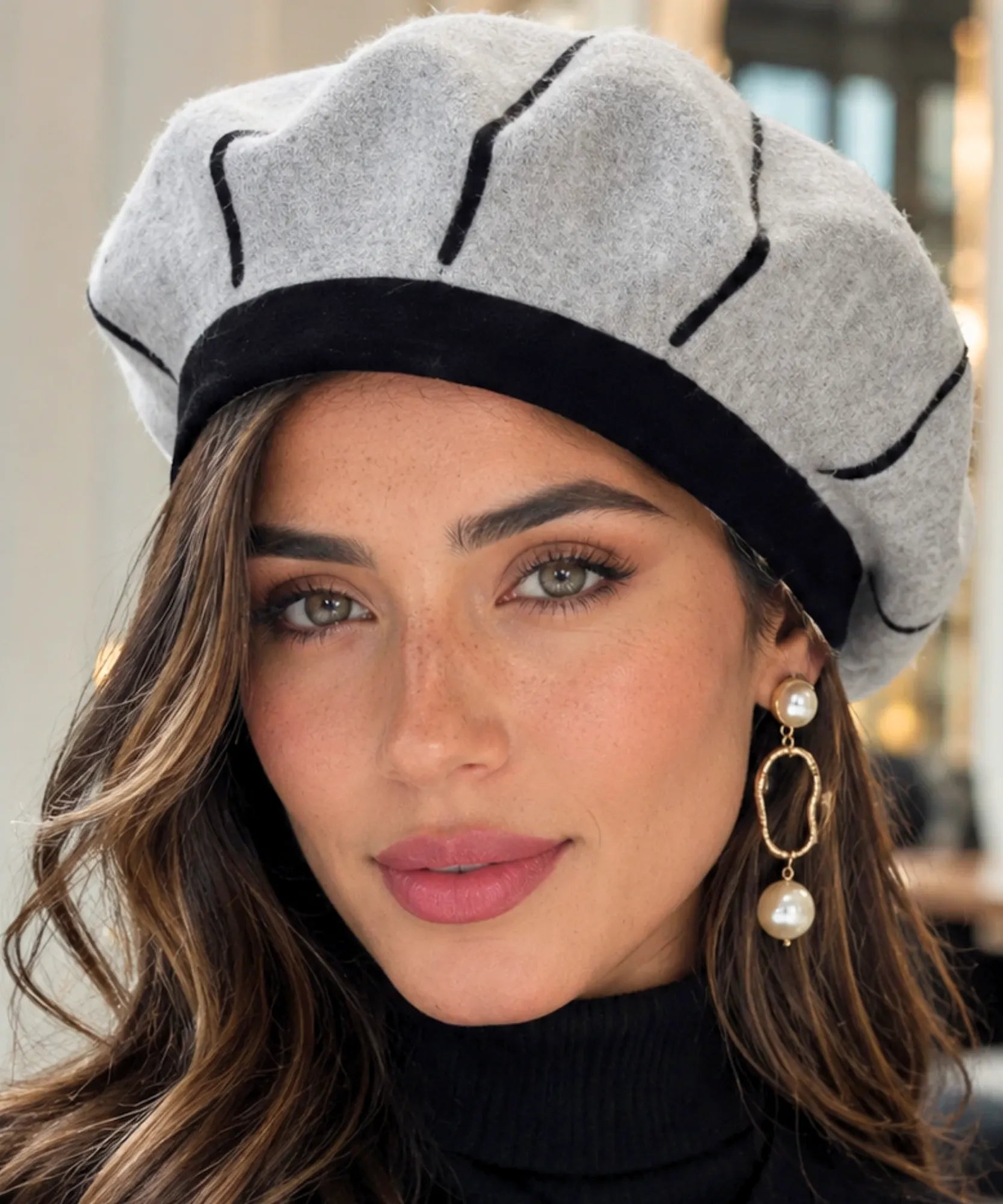 Grey wool beret with a black contrasting ribbed band