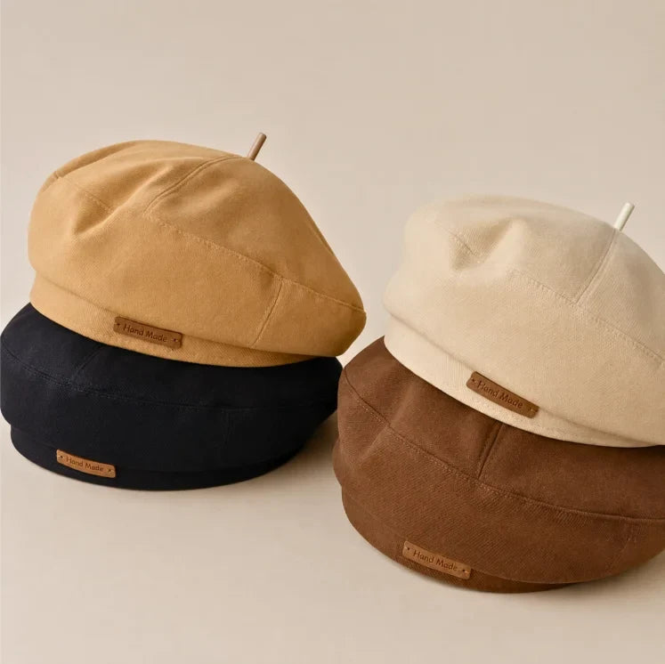 Structured twill French beret with a top stem and hand-made leather tag