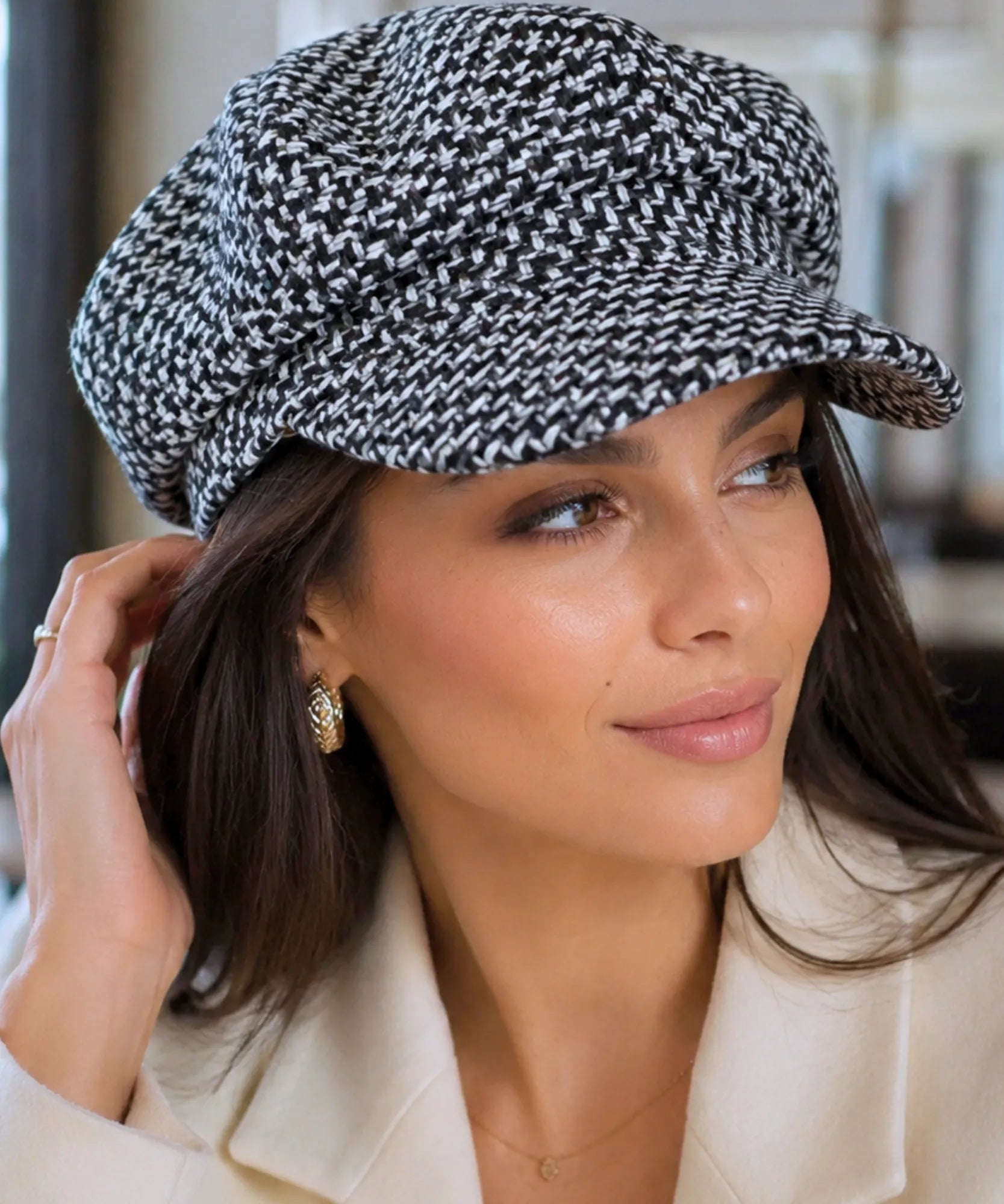Back view of the black houndstooth tweed newsboy cap's 8-panel crown