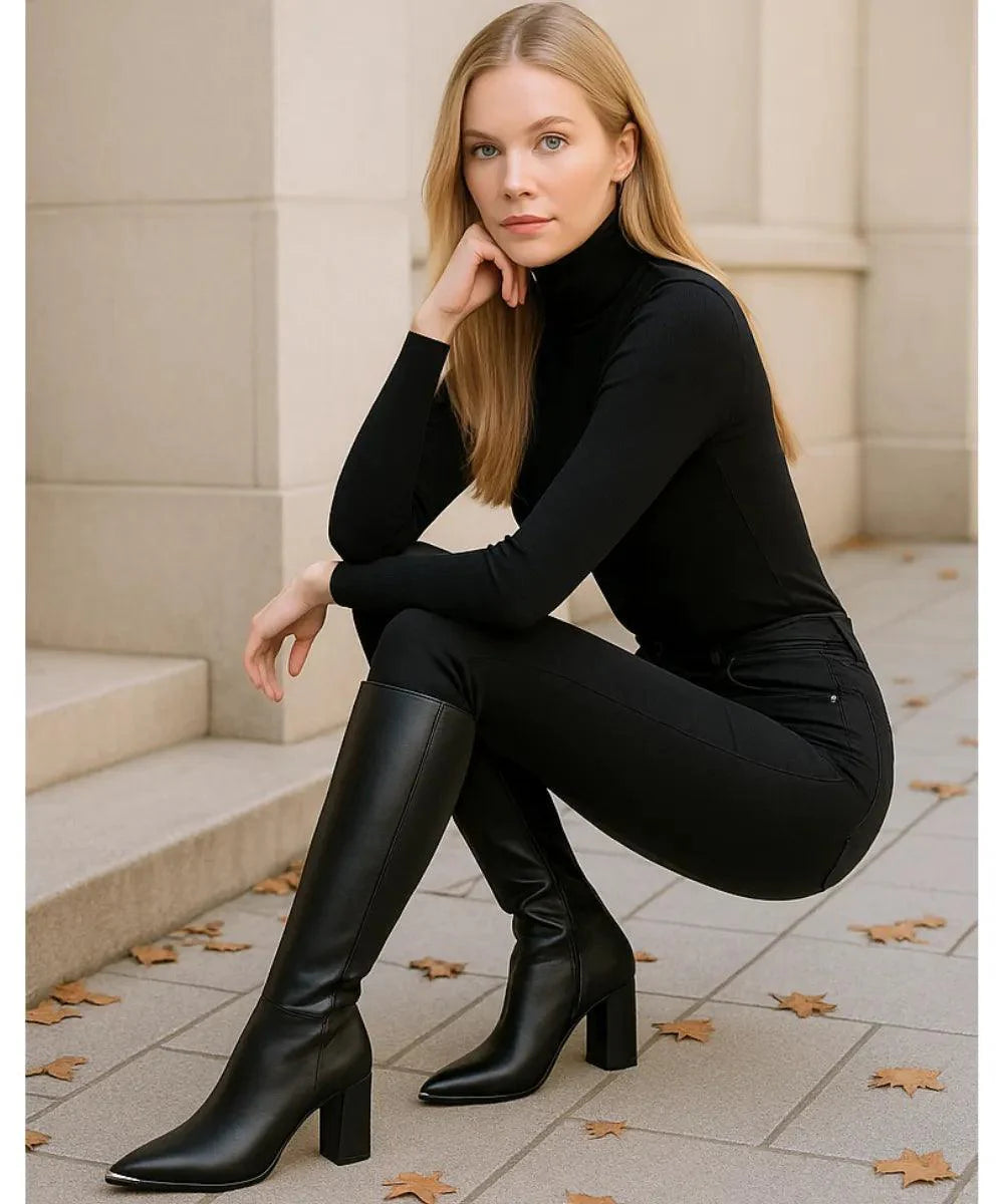 Comprar bota feminina cano alto de couro com bico fino metálico e salto bloco para looks elegantes no inverno e meia estação barato VIA MARTE