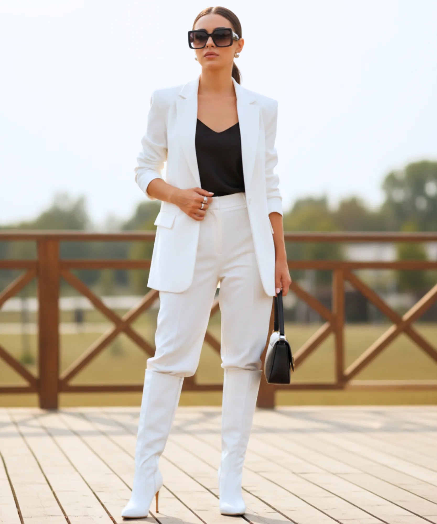Comprar bota feminina cano alto salto fino em couro sintético com bico fino elegante para looks de inverno sofisticados barato VIA MARTE