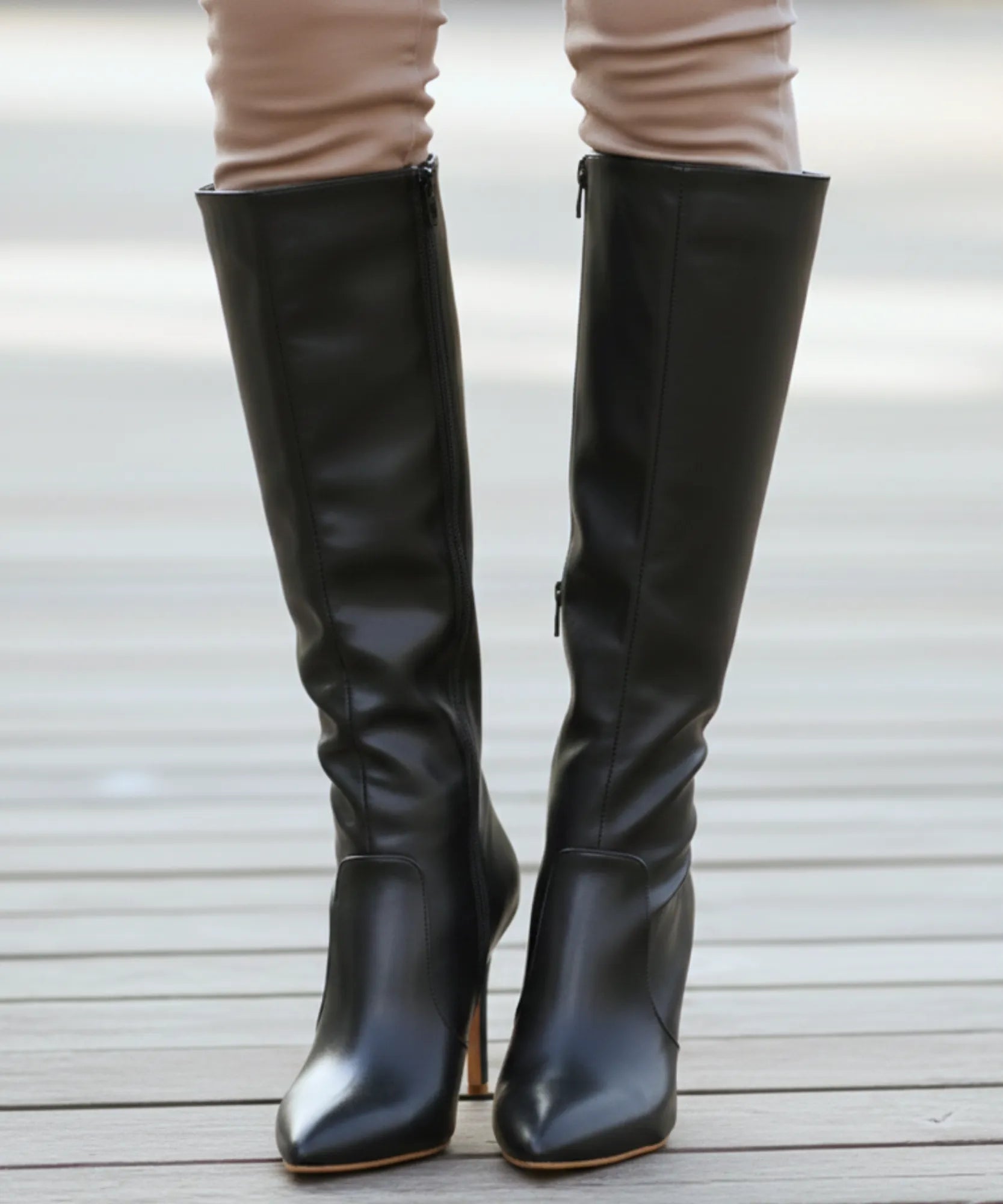 Comprar bota feminina cano alto salto fino em couro sintético com bico fino elegante para looks de inverno sofisticados barato VIA MARTE