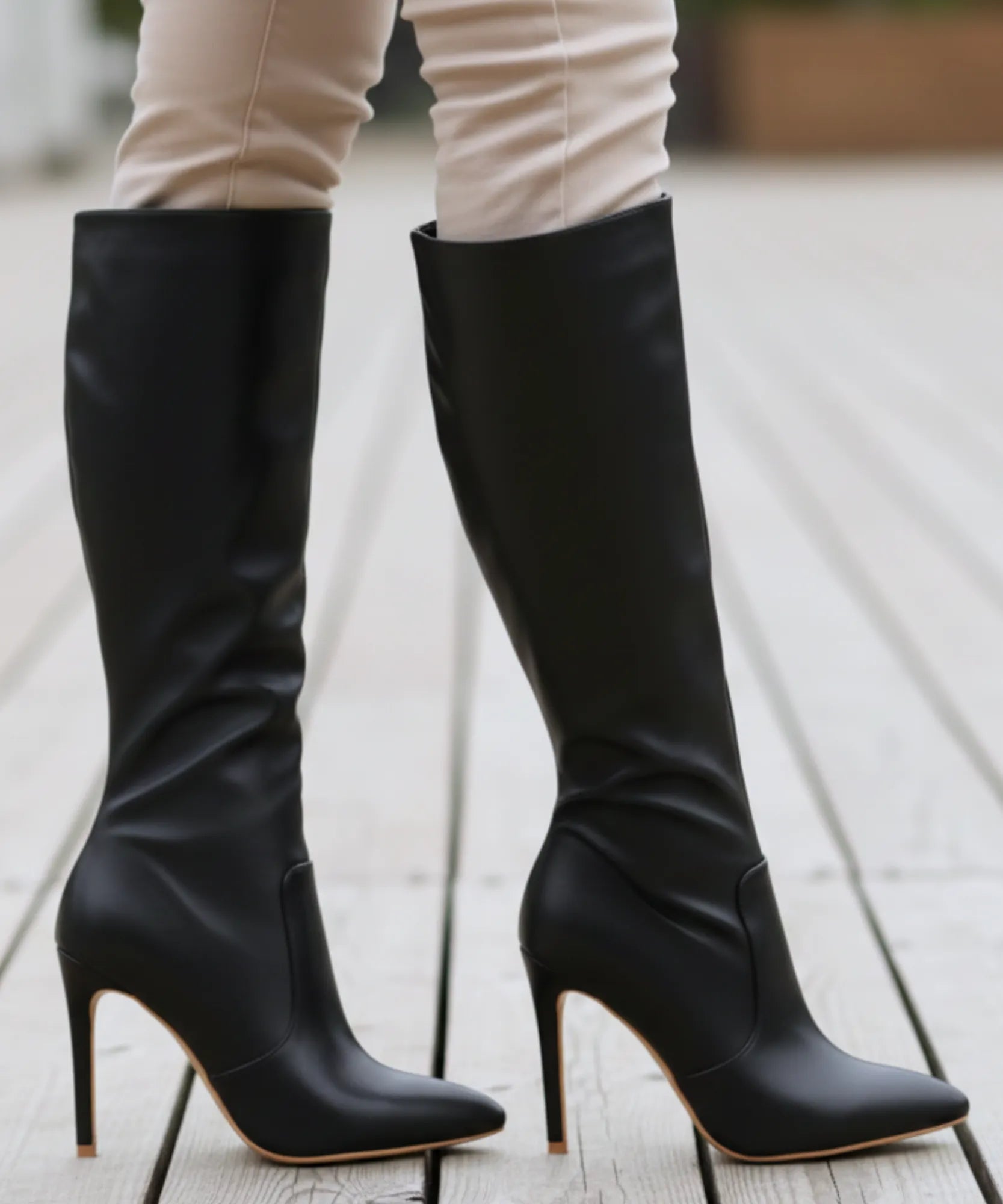 Comprar bota feminina cano alto salto fino em couro sintético com bico fino elegante para looks de inverno sofisticados barato VIA MARTE