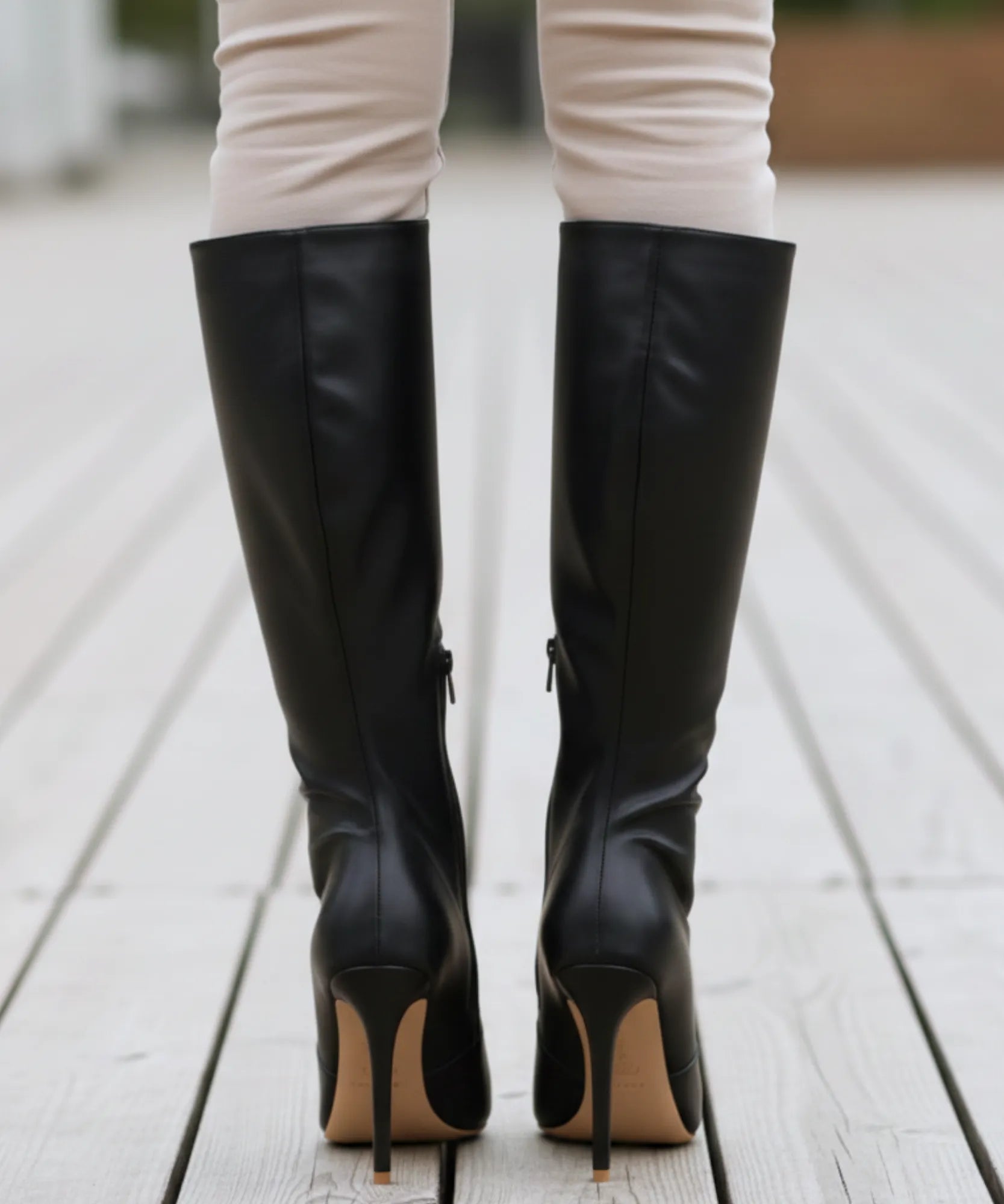 Comprar bota feminina cano alto salto fino em couro sintético com bico fino elegante para looks de inverno sofisticados barato VIA MARTE