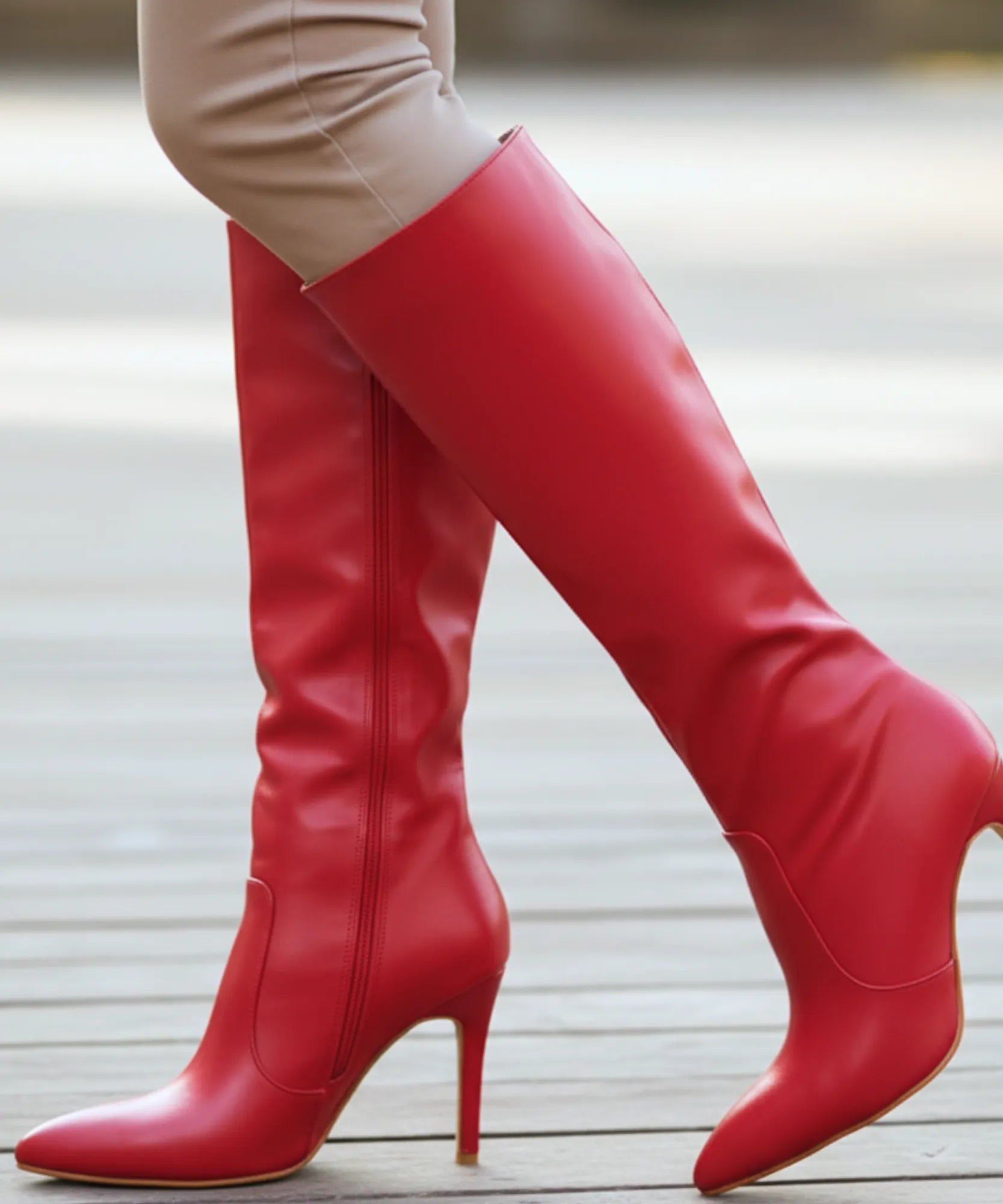 Comprar bota feminina cano alto salto fino em couro sintético com bico fino elegante para looks de inverno sofisticados barato VIA MARTE