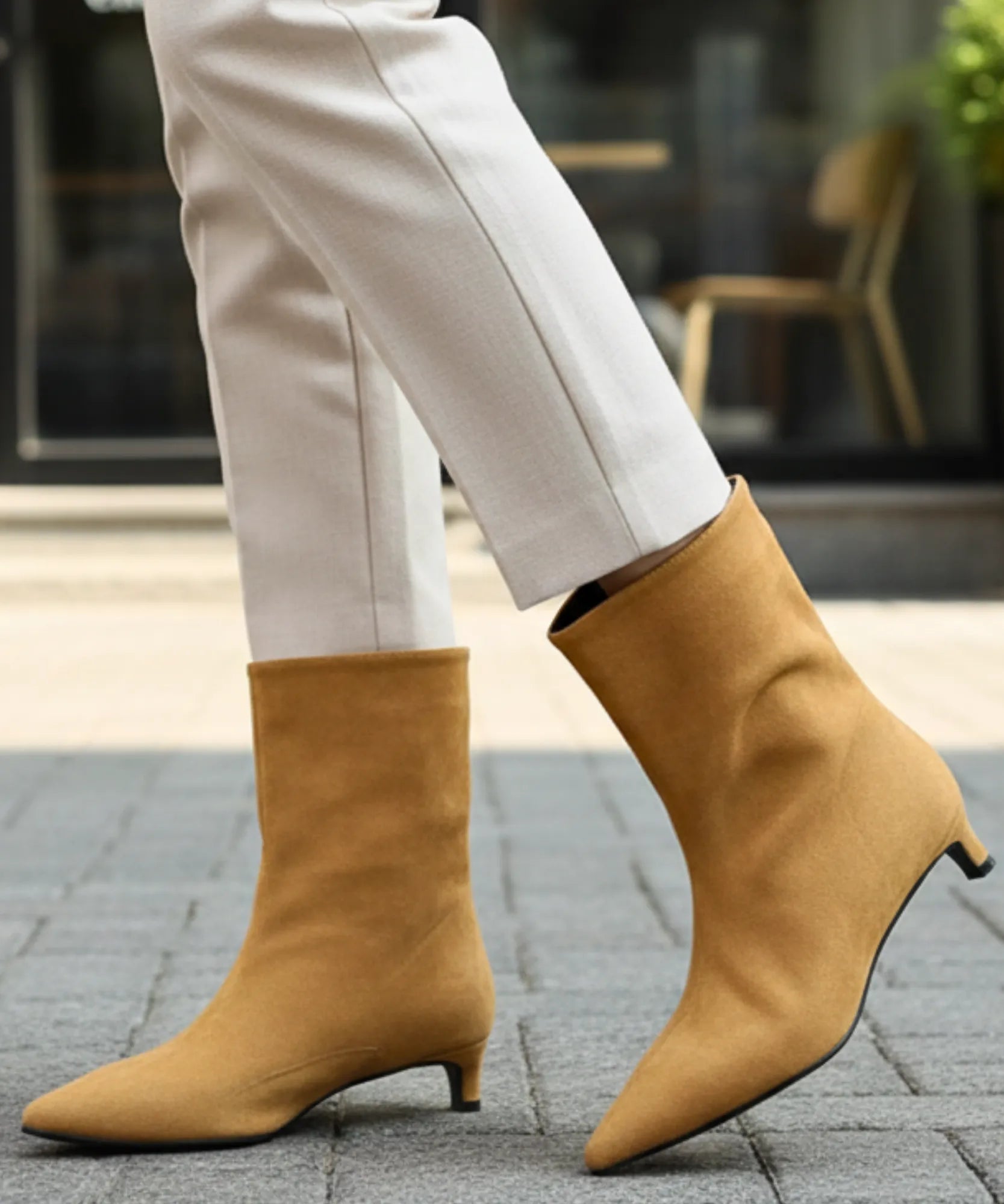 Comprar bota feminina cano curto camurça com salto fino e bico delicado para composições elegantes de meia-estação e dias mais frios   VIA MARTE
