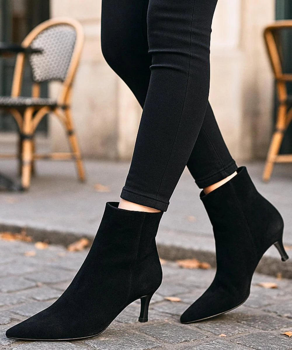 Comprar bota feminina cano curto camurça com salto fino e bico delicado para composições elegantes de meia-estação e dias mais frios   VIA MARTE