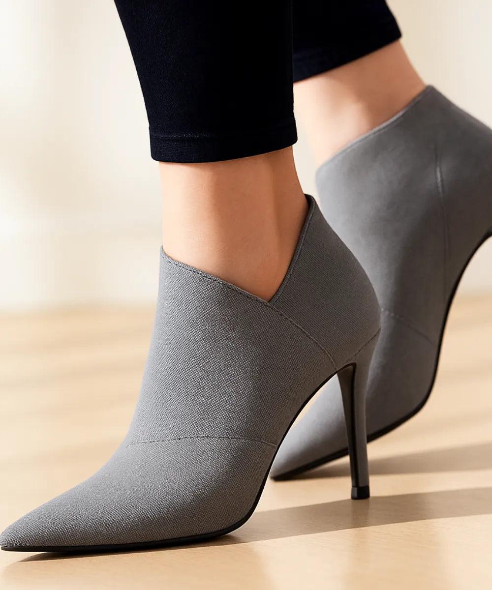 Comprar bota feminina cano curto com salto fino e bico elegante para looks urbanos sofisticados barato AREZZO