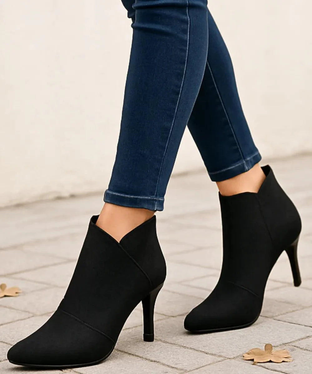 Comprar bota feminina cano curto com salto fino preto e bico elegante para looks urbanos sofisticados em promoção DAFITI


