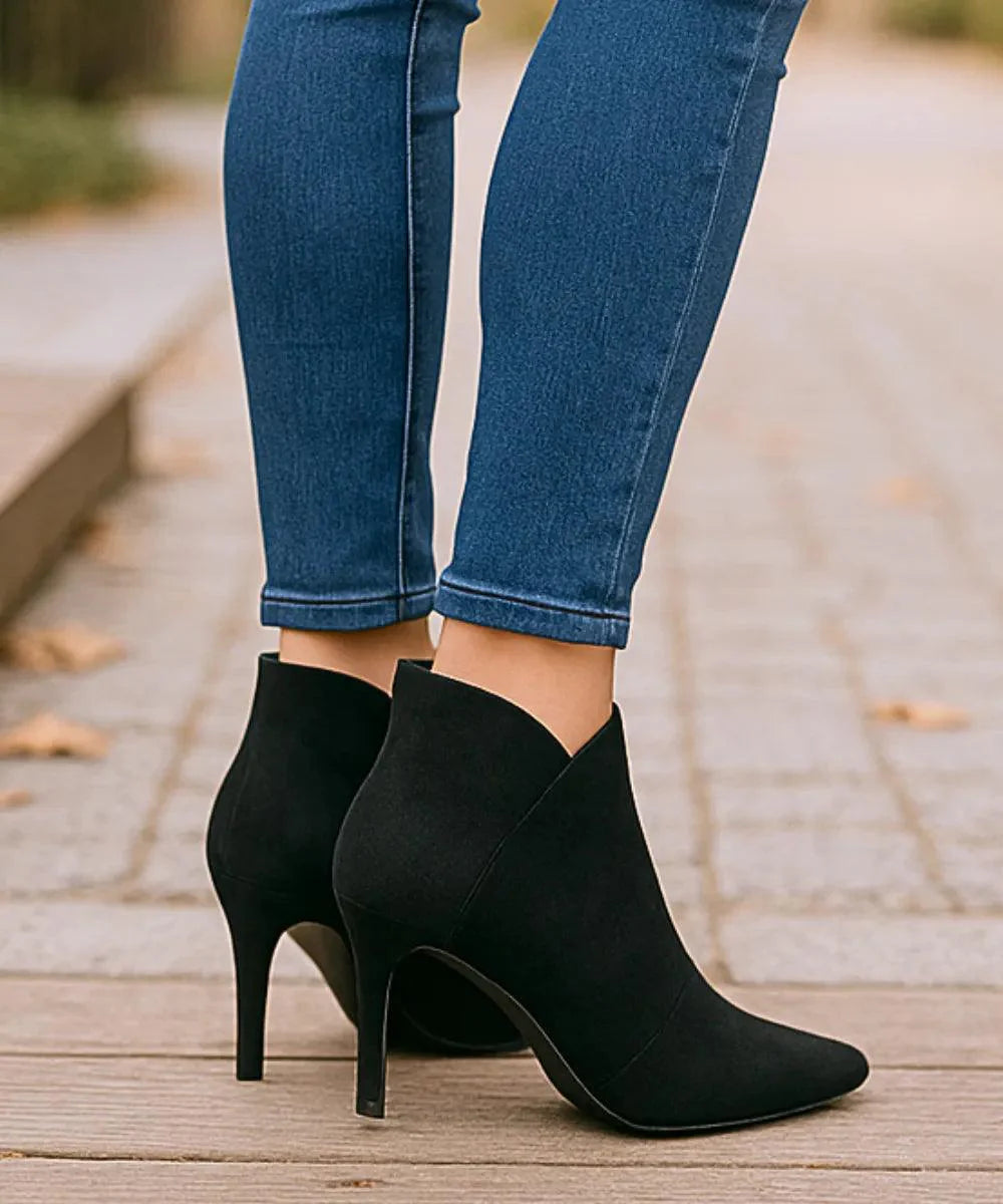 Comprar bota feminina cano curto com salto fino preto e bico elegante para looks urbanos sofisticados em promoção DAFITI

