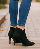 Comprar bota feminina cano curto com salto fino preto e bico elegante para looks urbanos sofisticados em promoção DAFITI

