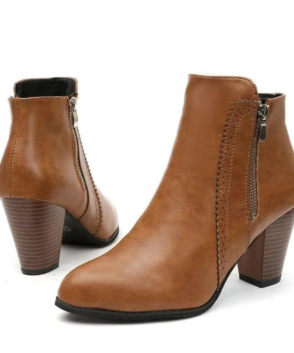Comprar bota feminina de couro com salto bloco e zíper lateral para looks elegantes, urbanos e confortáveis no dia a dia VIA MARTE