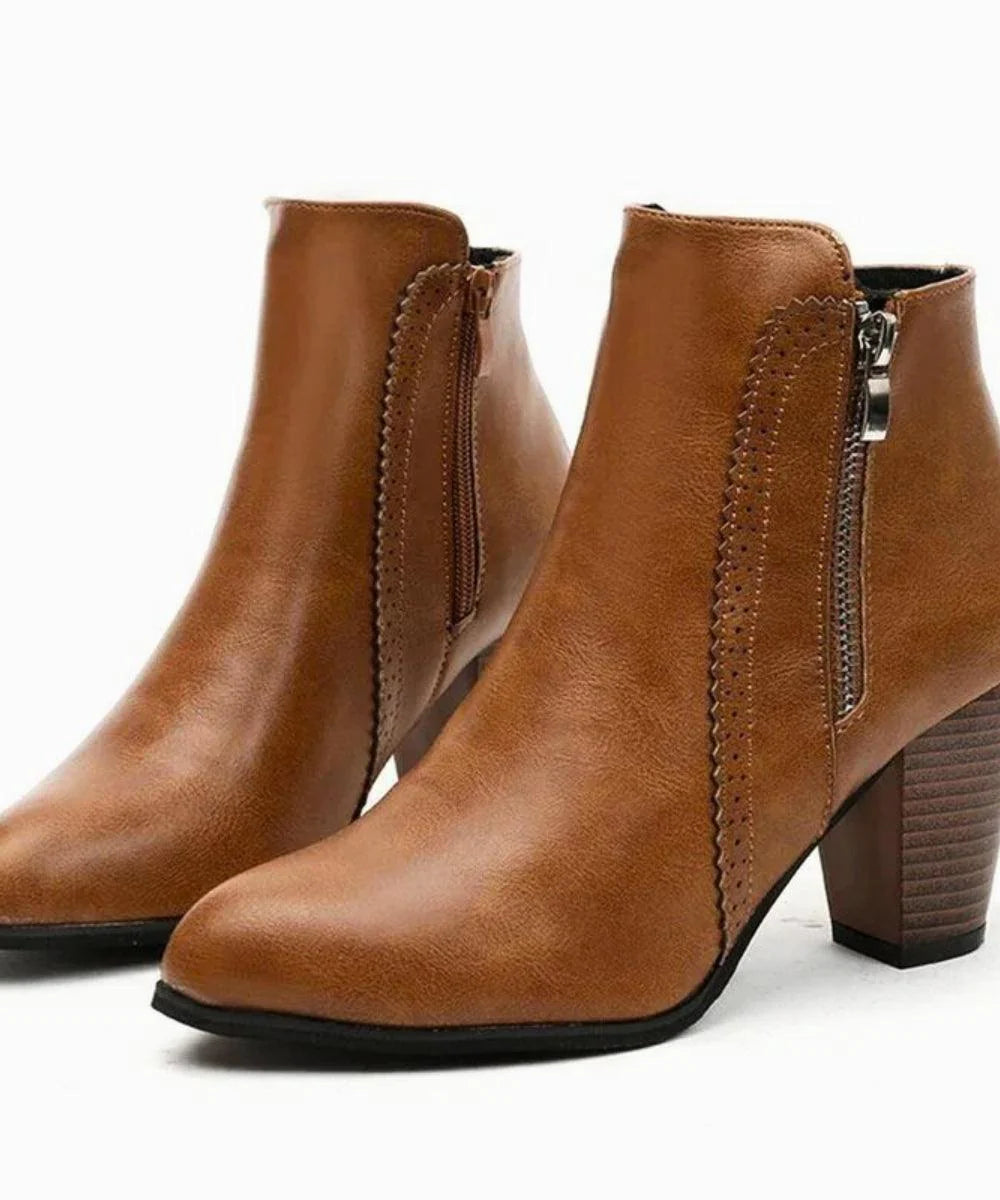 Comprar bota feminina de couro marrom com salto bloco e zíper lateral para looks elegantes, urbanos e confortáveis no dia a dia em promoção AREZZO 