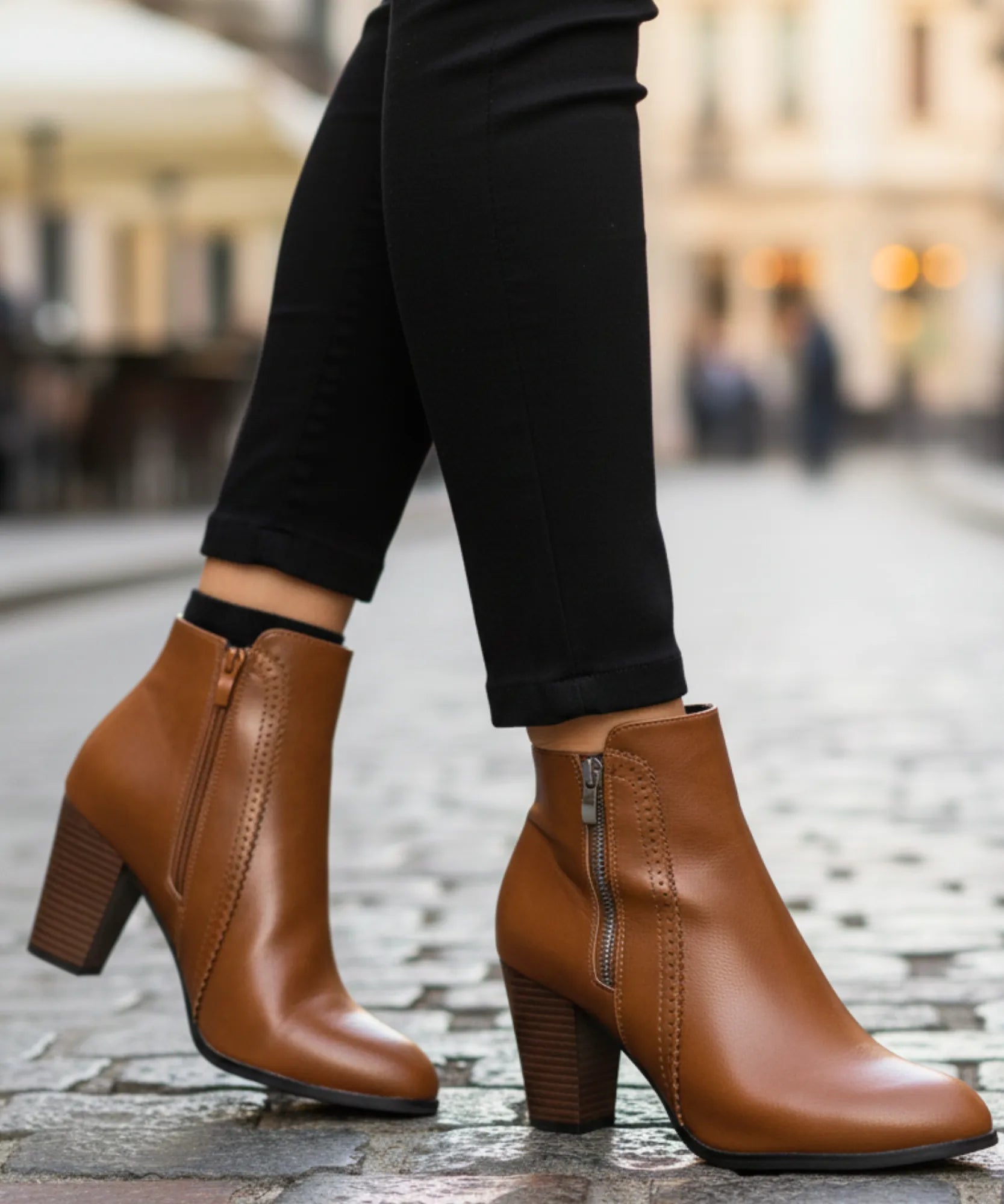 Comprar bota feminina de couro com salto bloco e zíper lateral para looks elegantes, urbanos e confortáveis no dia a dia VIA MARTE