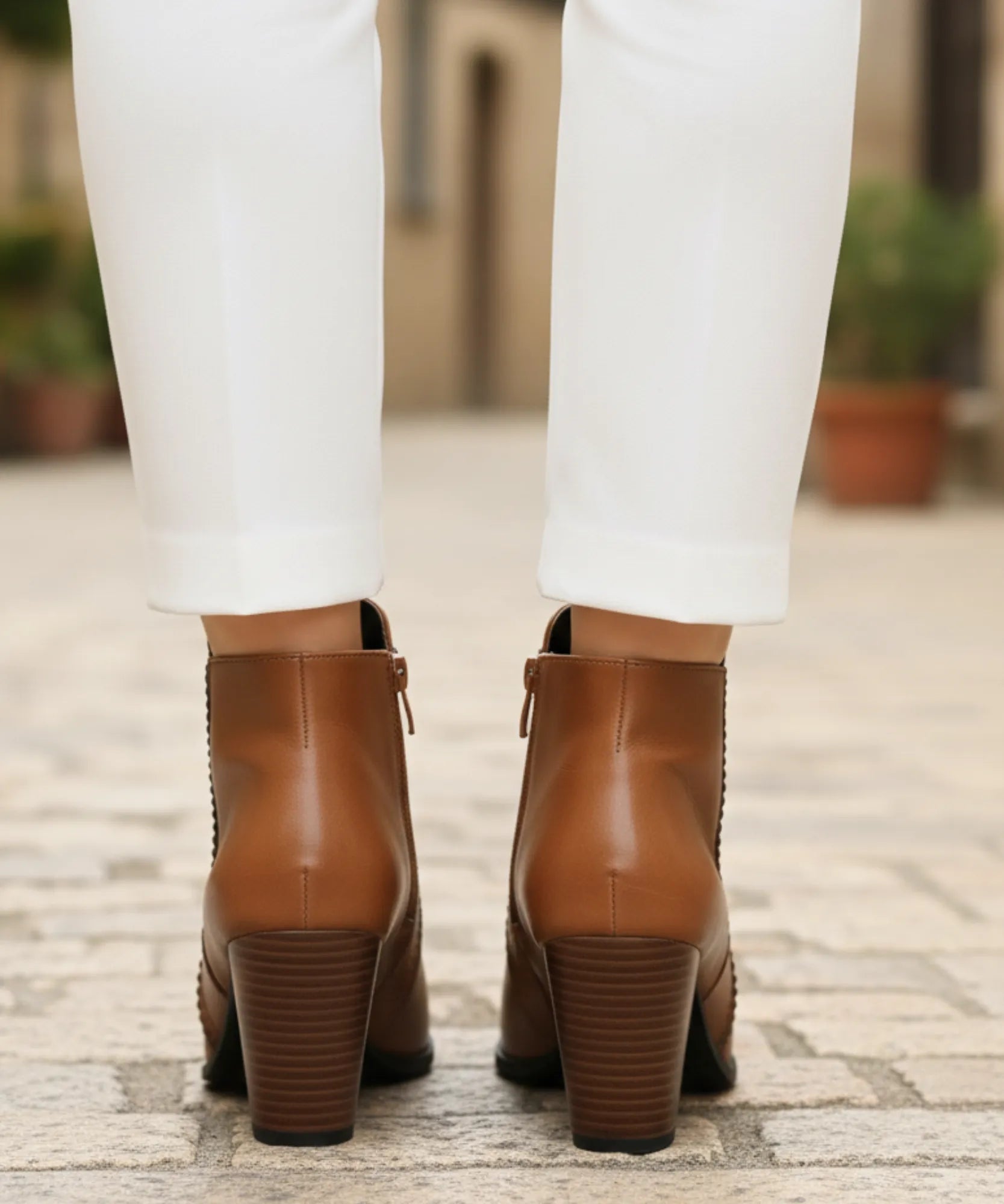 Comprar bota feminina de couro com salto bloco e zíper lateral para looks elegantes, urbanos e confortáveis no dia a dia VIA MARTE