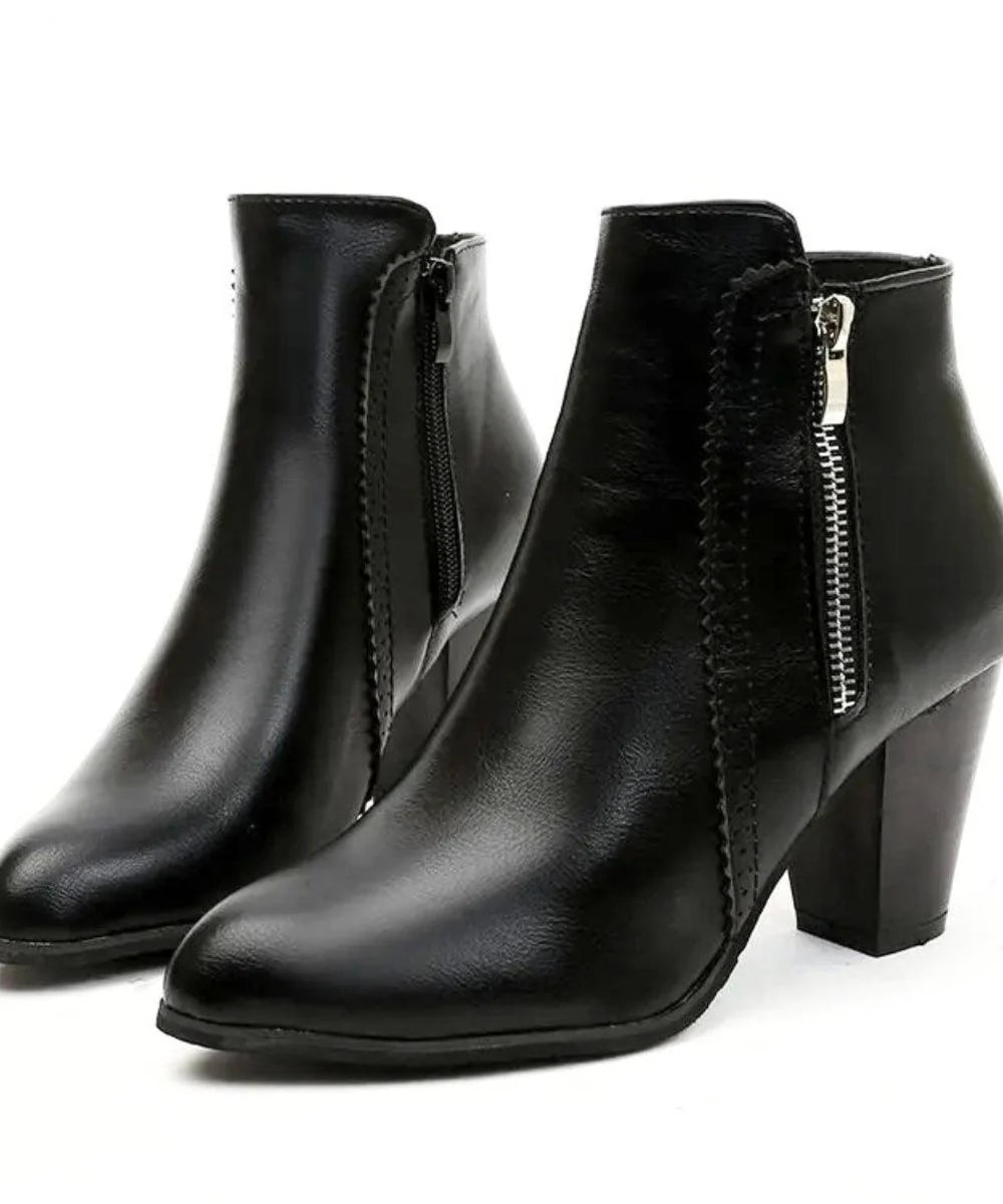 Comprar bota feminina de couro preto com salto bloco e zíper lateral para looks elegantes, urbanos e confortáveis no dia a dia em promoção AREZZO 