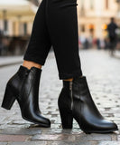 Comprar bota feminina de couro com salto bloco e zíper lateral para looks elegantes, urbanos e confortáveis no dia a dia VIA MARTE