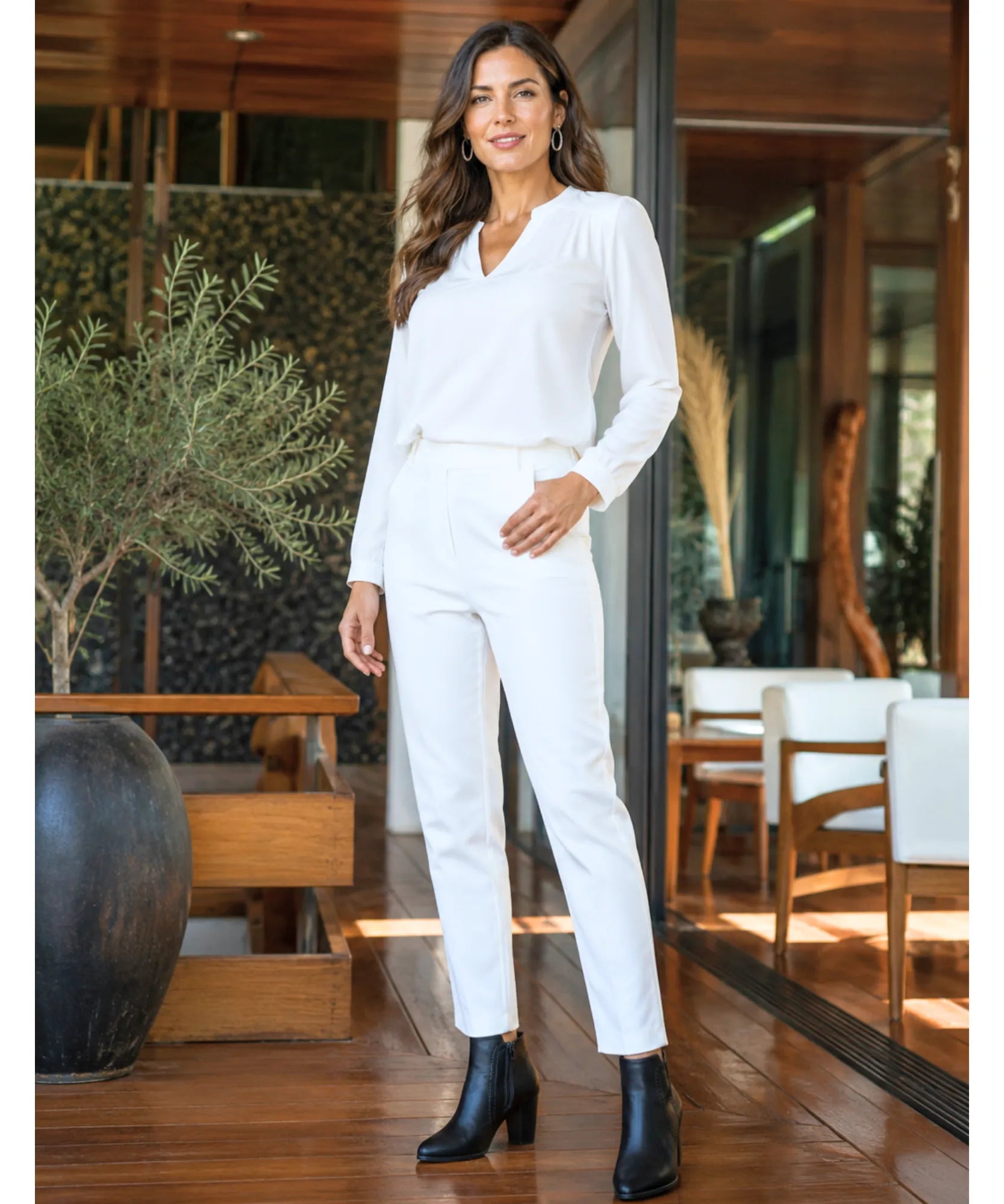 Comprar bota feminina de couro com salto bloco e zíper lateral para looks elegantes, urbanos e confortáveis no dia a dia VIA MARTE