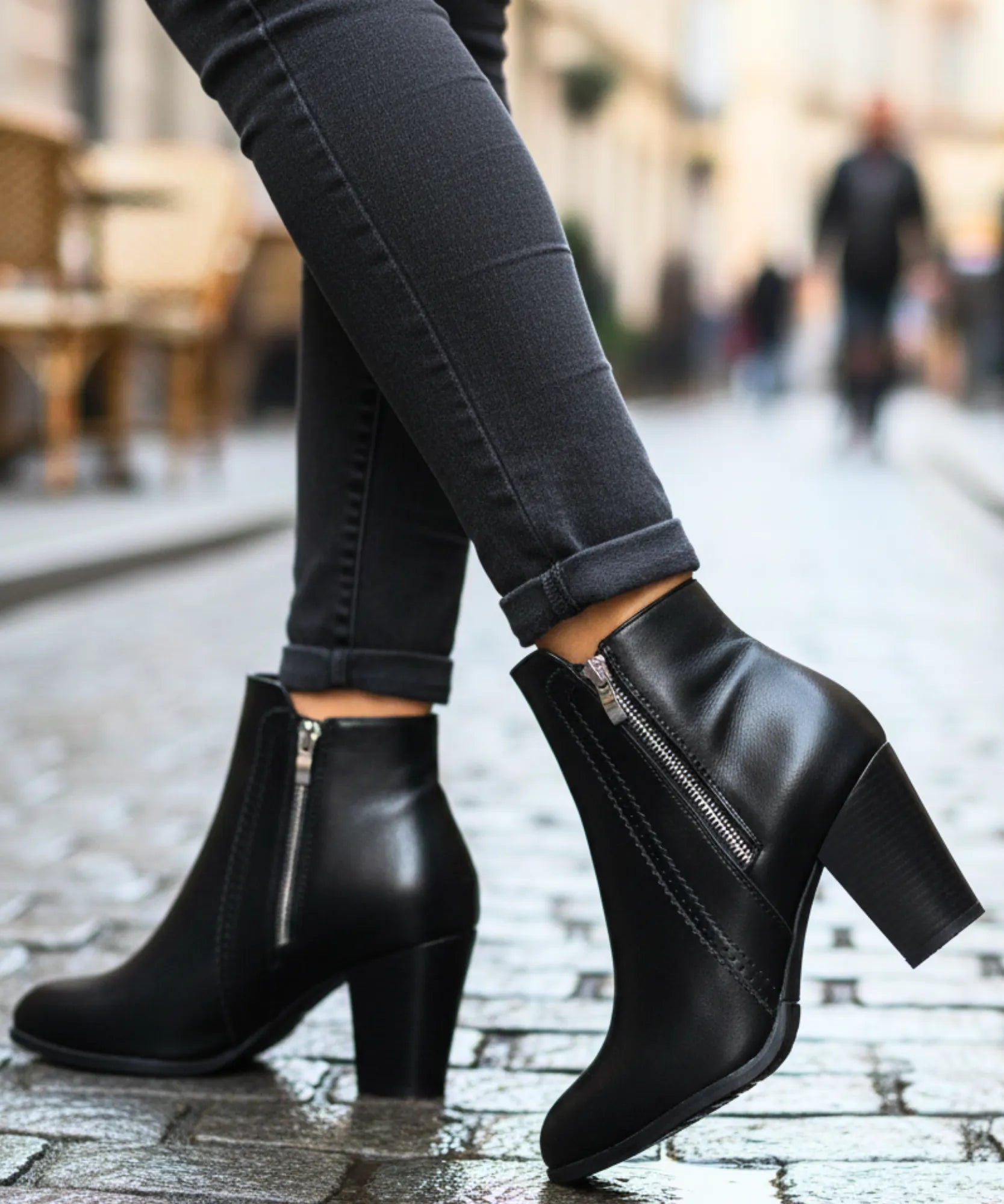 Comprar bota feminina de couro com salto bloco e zíper lateral para looks elegantes, urbanos e confortáveis no dia a dia VIA MARTE