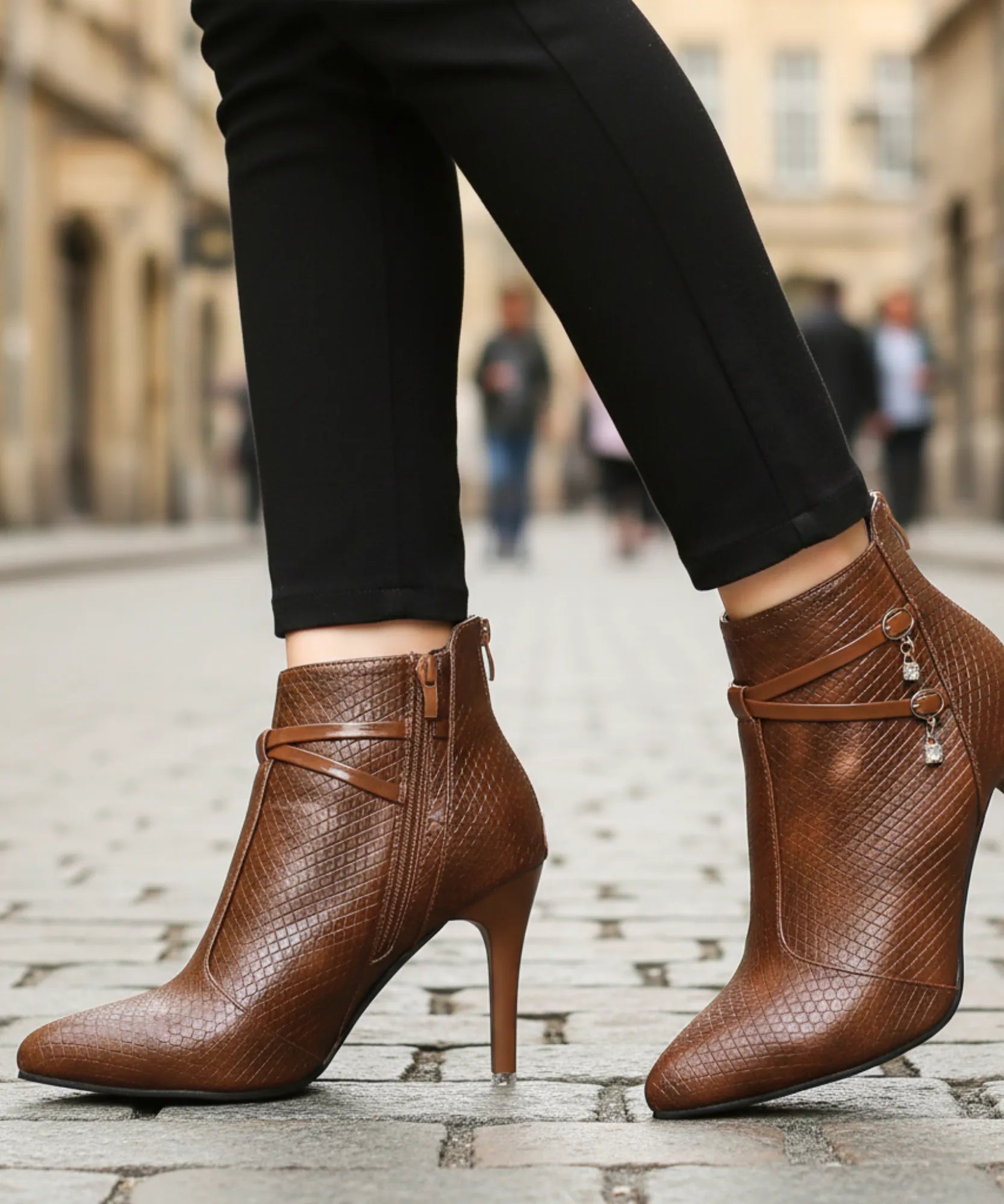 Comprar bota feminina salto fino bico fino texturizada elegante para looks sofisticados e eventos em promoção AREZZO