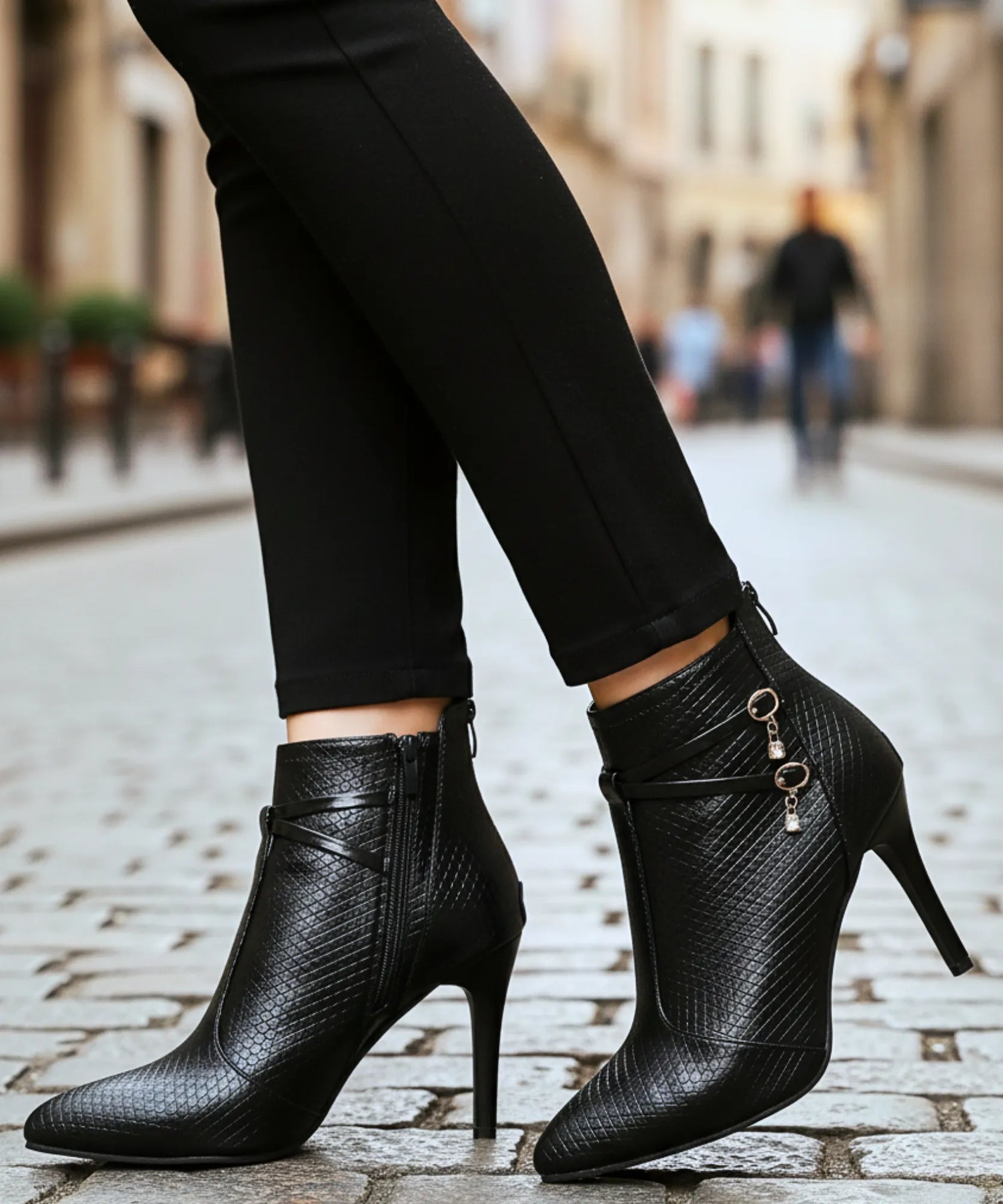 Comprar bota feminina salto fino bico fino texturizada elegante para looks sofisticados e eventos em promoção AREZZO