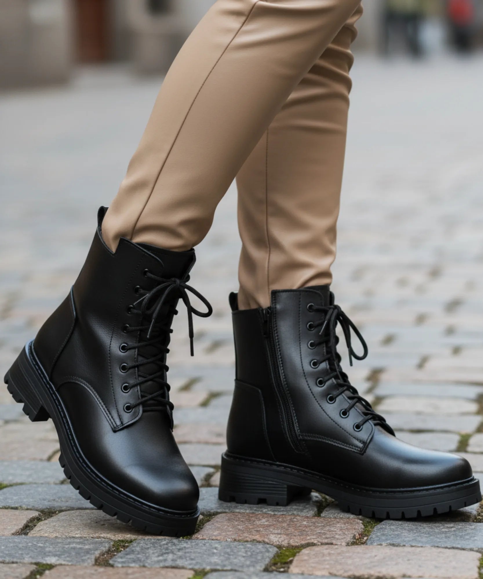 Comprar bota feminina tratorada de couro legítimo com solado robusto e cano curto para estilo urbano com conforto ANELLIMN
