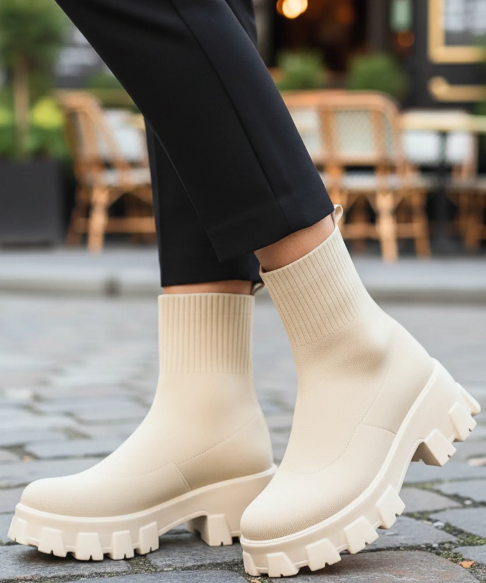Comprar Bota feminina tratorada knit para inverno urbano com conforto térmico, cano médio elástico e solado antiderrapante promoção AREZZO