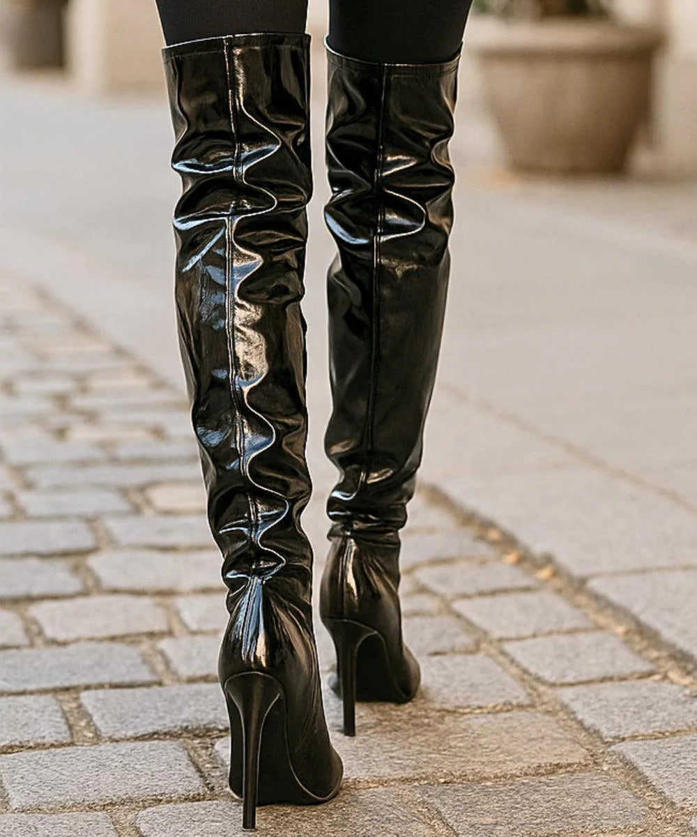 Comprar bota over the knee feminina vinil preto com salto fino e bico fino para o inverno em promoção AREZZO
