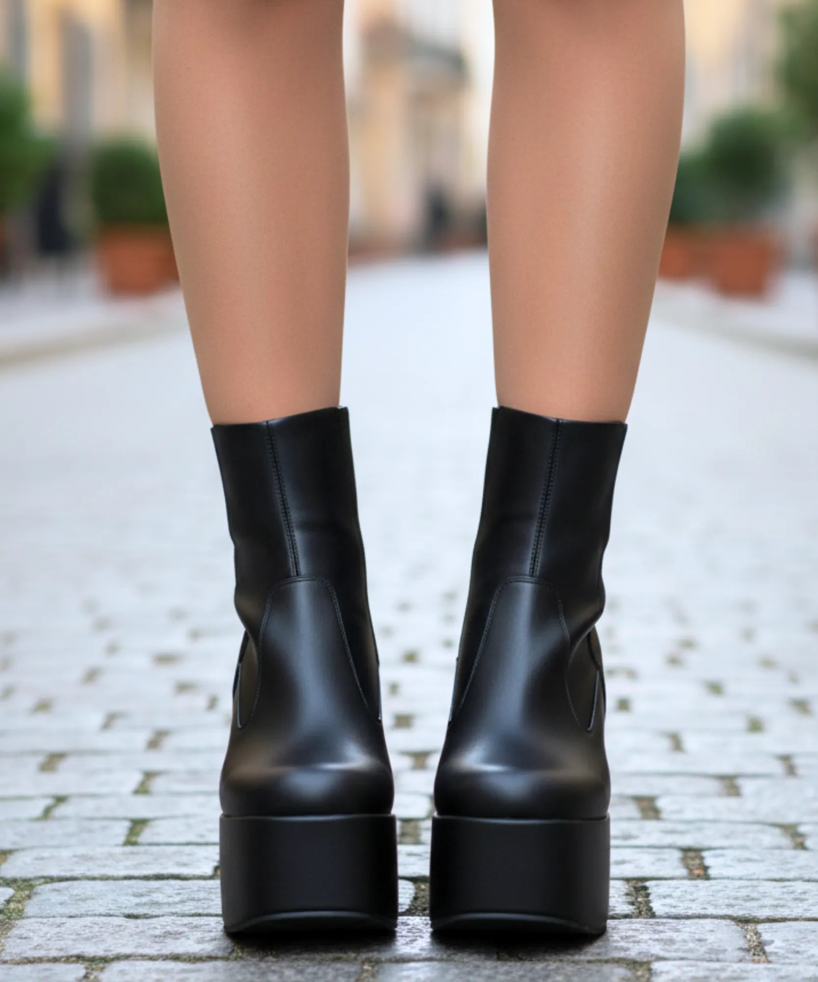 Comprar bota plataforma cano alto feminina em couro sintético com salto grosso para looks ousados e elegantes de inverno barato VIZZANO